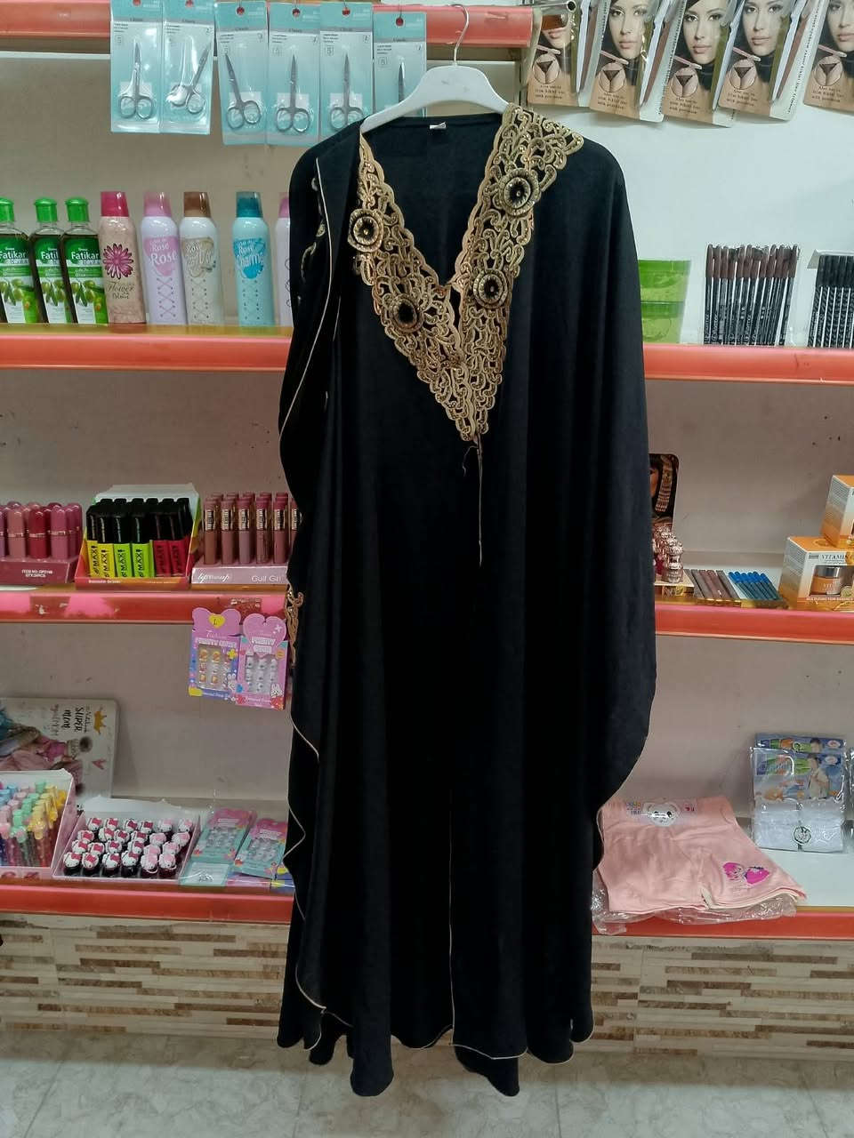 ملابس اماراتي • عبايات اماراتي • مخور