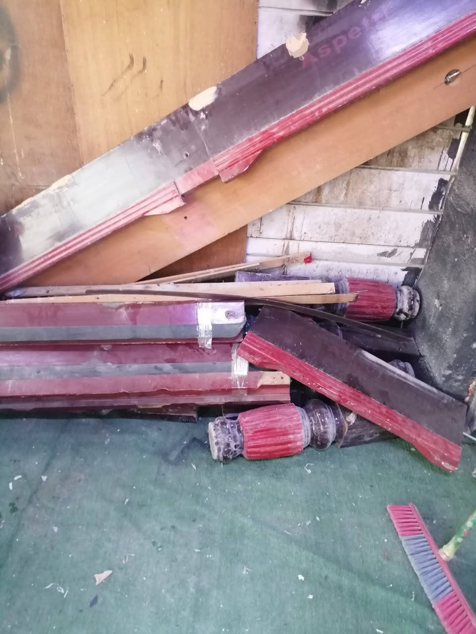 ميزين بليارد للبيع الميز الاول كامل السعر ٣٨٠
الميز الثاني بالصوره موضح هيكل ويا مرمرات ثنين نقص المرمره الثالثه فقط  مكسوره سعره ٢٨٠
مكاني بلمحموديه مجمع القعقاع 
ويوجد مبرده كونفيره كبيره للبيع 
ويوجد نراكيل خشب للبيع 
متوفر واتساب وهذا الرقم ***********
