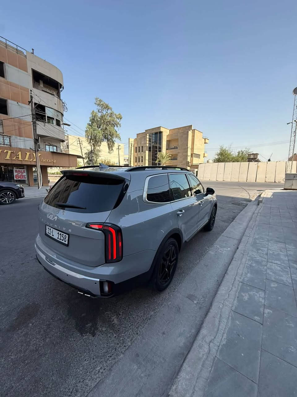 كيا تيلورايد SX أعلى فئة برستيج اكس برو  (sx xpro prestige ) فول مواصفات.
موديل 2023.
رقم بغداد مميز رباعي (السعر شامل اللوحة).
لون السيارة مميز : إسمنتي 
سيارة كل نقص مابيهة ولا بيها ملاحظة جاهزة البدي نظيف من ناحية الخدوش والرصعات.

السياره حادثة نص قبق جنطة فقط كما موضح بالصور  بدون ايرباك والباقي كفالةً عامة. صور الحادث موجوده بالاخير.

المواصفات:-
1-أنظمة قيادة.
2- محرك 6 سلندر 3800 
3-  ويل كب حجم 18 اطار نقشة خشنة  
4- كامرات 5 محيطية مراية داخلية كامرة 
5-سقف اسود شامو كنتارا 
6-بصمة ابواب امامية  وبصمة تشغيل وتشغيل عن بعد
7-لايتات زينون عالي ناصي عدستين 
8-اشارة في المرايا الجانبية مع حساسات الاجتياز 
9-مصابيح ترحيب في مقابض الابواب + ترحيب بالمرايا 
10-رادار امامي تفاعلي للتوقف التلقائي امامي خلفي وجانبي 
11- السيارة فتحتين سقف 
12-حساسات امامي خلفي
13-غرفة السيارة جلد نابا اسود نقشة خياط 
14تحكم كهربائي متكامل لمقاعد  المقدمة 
15-المقاعد الامامية  تدفئة وتبريد  
16-شاشة دشبول كبيرة لمجموعة من الايعازات والضبط
17-بردات اصلية للابواب الخلفية 
18-مقاعد وسطية تطوى كهربائيا ويدوية الفتح 
19-انارة ليزرية محيطية متعددة الالوان لأنارة دواخل السيارة 
20-مرايا جانبية شفط كهرباء 
21-خاصية تحديد المسار والتنبيه عند الخروج من المسار 
22-المقعد الوسطي منفصل  VIP
23-تبريد السيارة 3 قطع 
24-تحكم ستيرن جهتين متعدد الايعازات 
25-وضعيات القيادة عدد 5 
26-تنبيه بالارتجاج في المقود عند الخروج من المسار او عند الرجوع 
27-كشن السائق مساج وذاكرة 
28- جنطة كهرباء فتح واغلاق 
29-ستيرن تدفئة  
30-وضعيات قيادة + 4x4
31-اوتو هولد + اوتو ستوب 
32-تحديد مسار الي + مثبت سرعة 
33-تبريد خلفي منفصل 
34-شاحن واير ليس 
35-منافذ شحن بالكشنات وبالخلف 
36-سستم صوت هارمن كاردن 

رقم بغداد تحويل مباشر بأسمي.
الموقع بغداد زيونة.
السعر (30,500$) فقط.
للاستفسار اكثر الاتصال او مراسلة واتساب:-

***********
