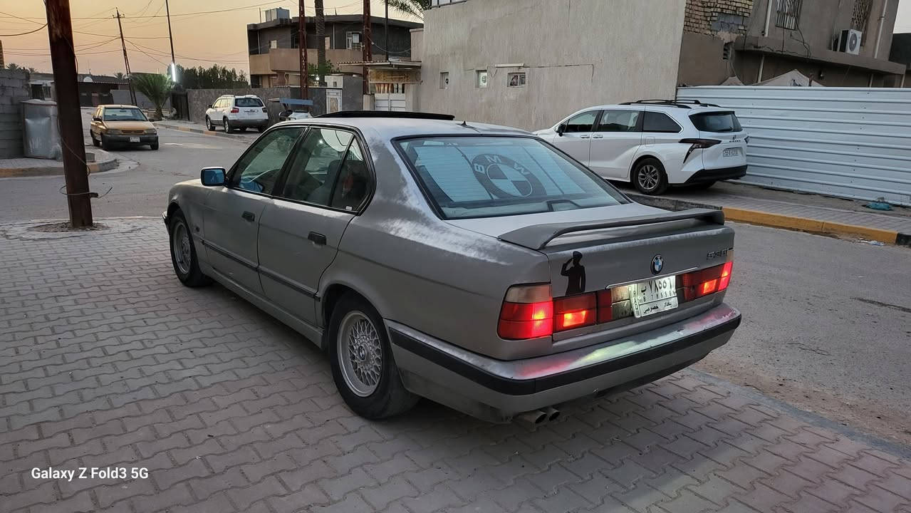 للبيع BM 535 e34
موديل 1989 
اصلها 92
فتحه 
كشنات جلد كهربائي 
تبريد ثلج 
كير مكينه شداهن حاويه 
كهربائيات كلها شغله 
صدر خلفي امامي 
بيها اكسل 3.15 يعني شلعه ومعدل 
السياره جارده حتاجلها صبغ بيها طخه جاملغ خلفي 
السعر 39 وبيها مجال بسيط عنواني بغداد ابو غريب صناعه حي الرساله 
***********
