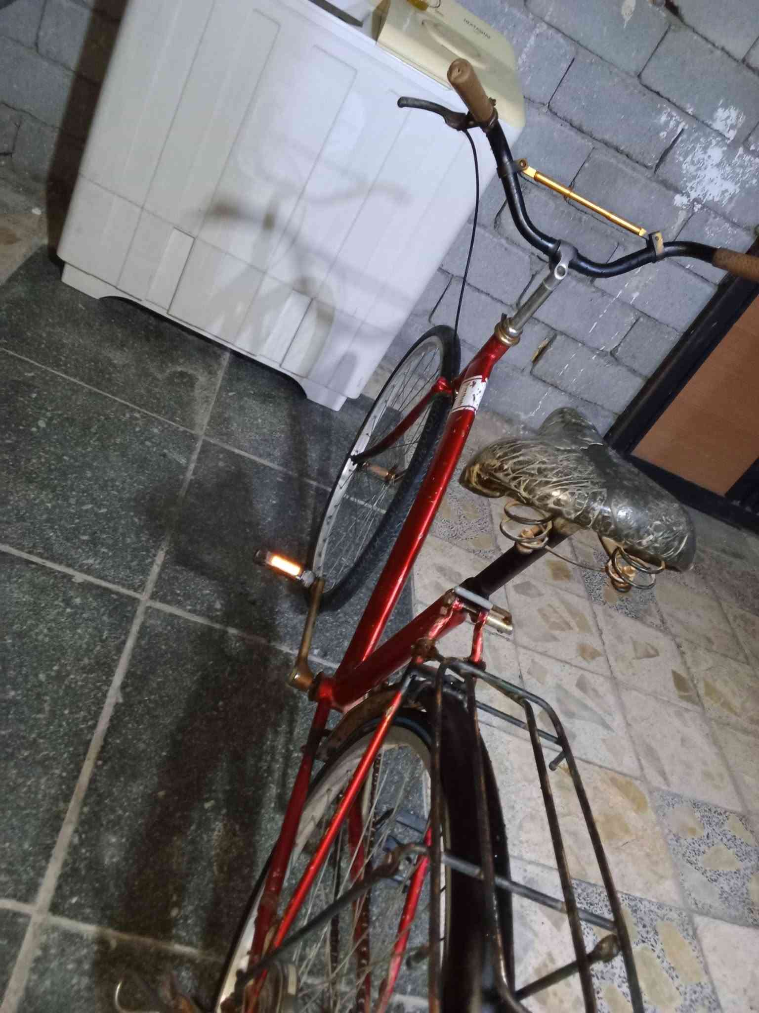 سلام عليكم ورحمة بايسكل للبيع حجم 26لون احمر كلشي ما بي سعر 50 وبي مجال حك الجيه ✊
