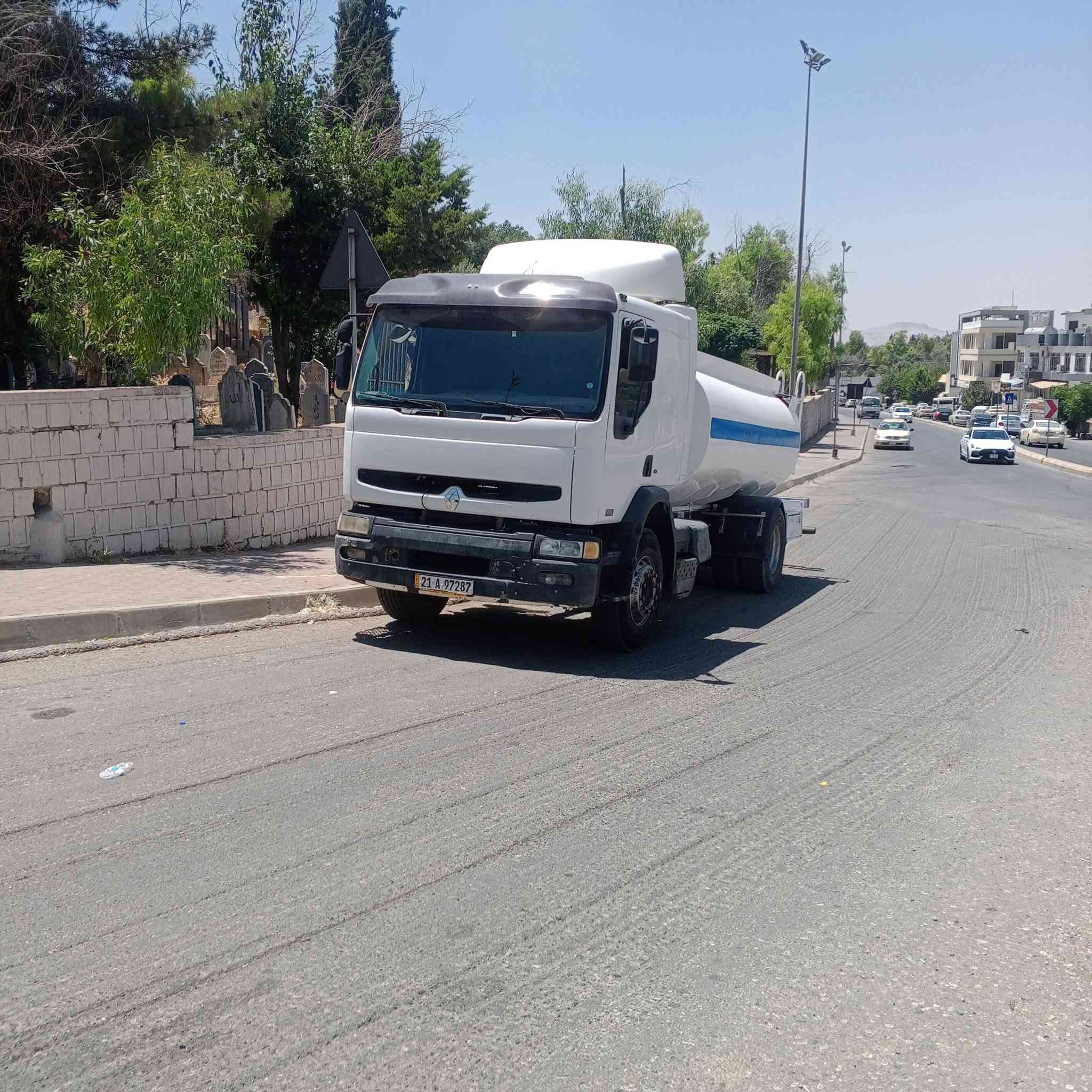 رينو تنكر جاهز شغل محرك گير اكسل بشرط محرك إنجكتر حجم٢٧٠ شاسي طول٦.٥م حجم تنكر١٢٠٠٠ل 
*********** ***********مكان سليمانيه سنويه نهايه ٢٠٢٨
