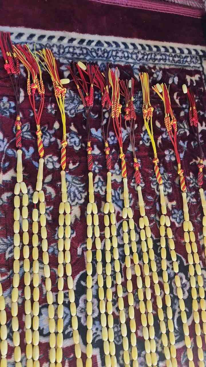 للبيع ١٦ سبحه شبيه مستكه و عليها كراكيش كويتي و وياهن ١٠ سوارات كلهن يلبسن بالركبه ابيعهن شلع بـ ١٣٠ الف للتواصل واتساب ***********
