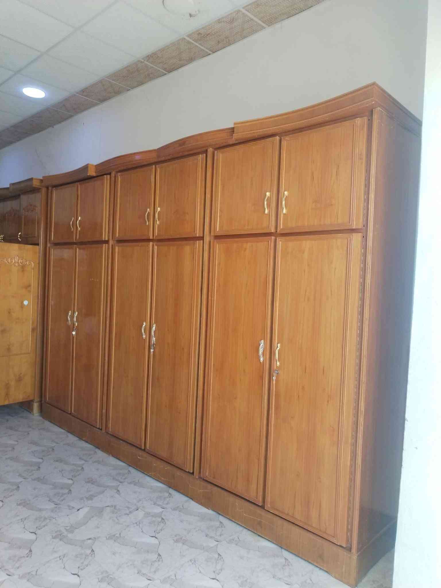 سلام عليكم يوجد كناتير للبيع مستخدم قليل نضافه 95 بل 100 خشب صاج السعر 500 وبي مجال للاستفسار *********** واتساب مكان الرمانه

