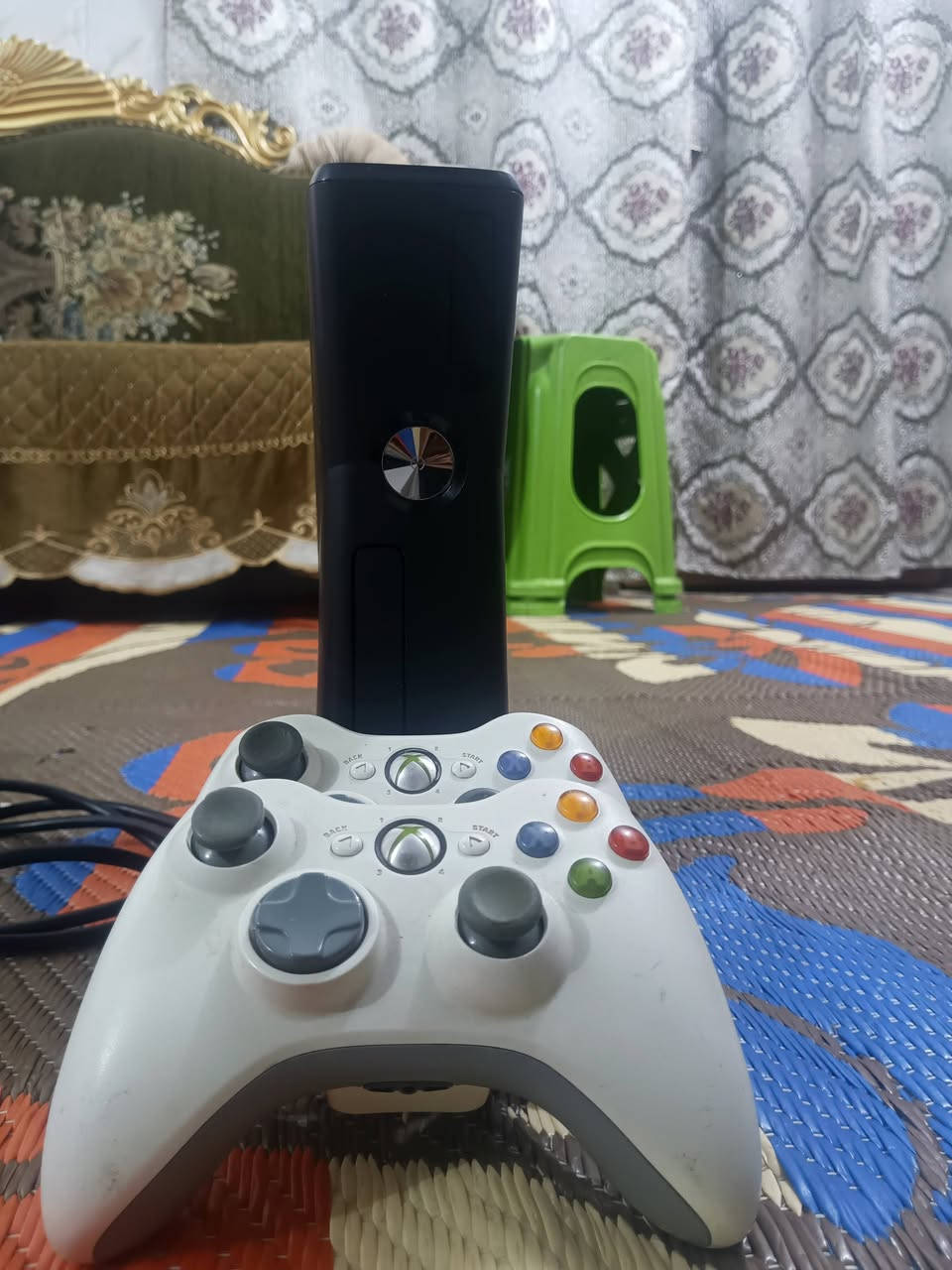 اكس بوكس 360 بي عطل بسيط كامل ملحقات بي أكثر من 100لعبه سعر 100الف بي مجال تصليحها بسيط المكان كربلاء المقدسة الرقم ***********
