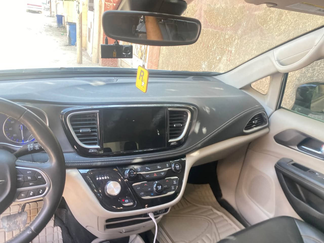 باسفيكاً موديل 2024 محرك 6سلندر بانزين عادي محسن بيها قبق صندوك ومبدل بلادي وطعجه بالبنيد فقط سياره جديده بمعنى الكلمه  
السعر 260$وبيها مجال بسيط 
***********
