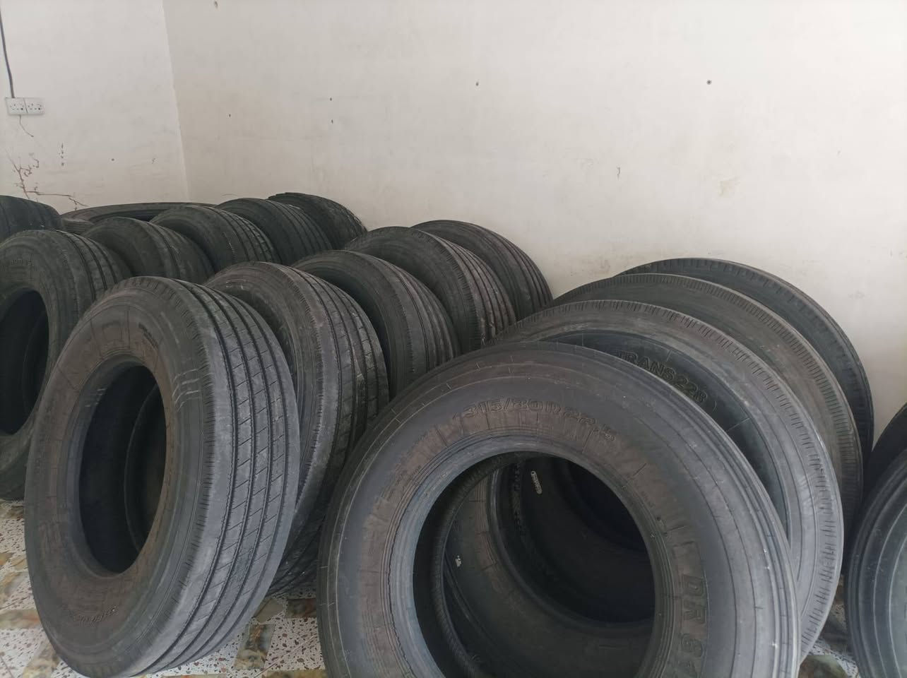 تـايـرات بــالـه حــجـم315/80/22.5
لـلــبـيـع 
للتواصل فقط على الرقم رجاءً
***********
