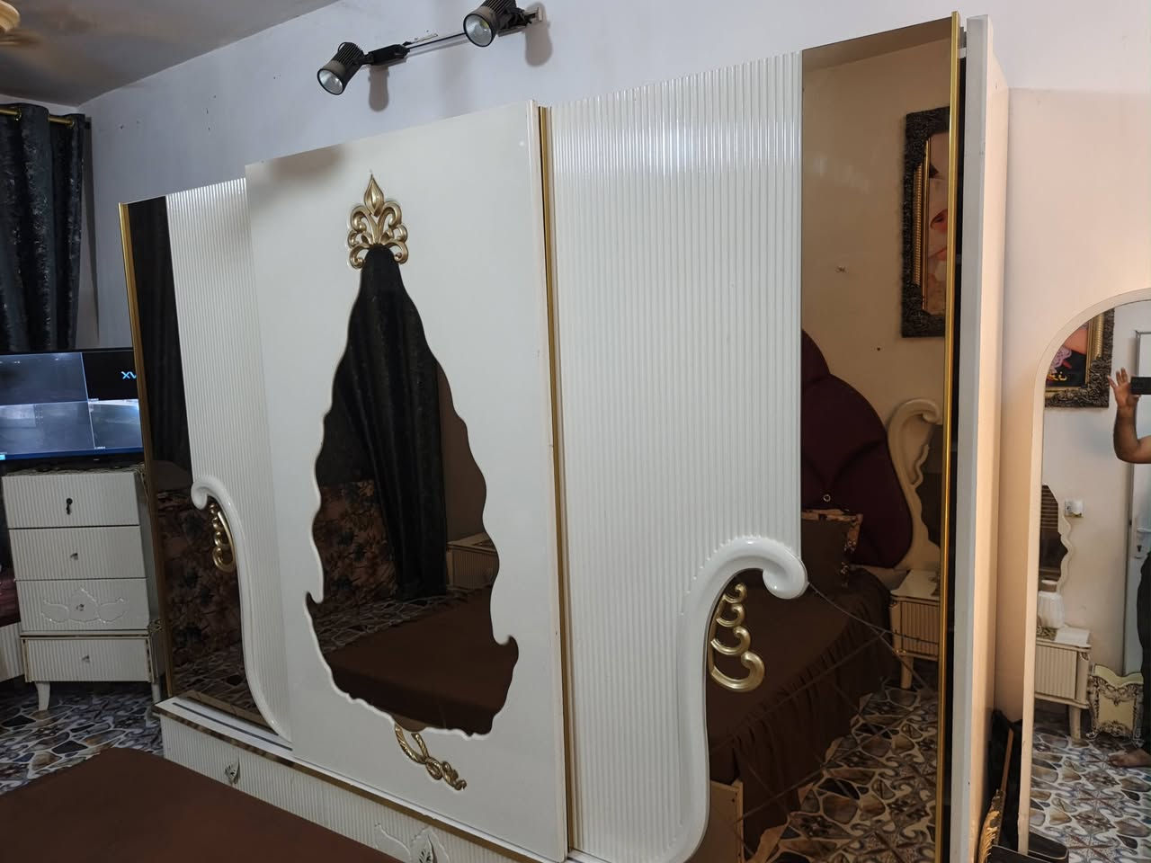 سلام عليكم
عندي هاي الغرفه للبيع 8قطع سعر 700الف وبيه مجال 
نضيفه كلش تواصل ***********
