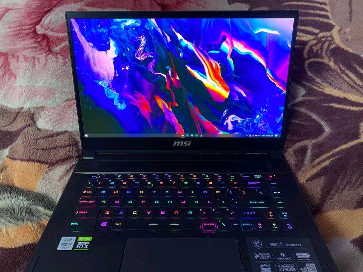 لابتوب العاب جيمنك: MSI Stealth GS66  
​المعالج (CPU): Intel Core i7-10750H (الجيل  العاشر، بقوة وكفاءة عالية جداً للألعاب والتطبيقات الثقيلة).
​الذاكرة العشوائية (RAM): 16 جيجابايت.  
​التخزين (Storage): قرص تخزين سريع جداً من نوع NVMe SSD.  حجم 500
​الشاشة (Display): شاشة فائقة السرعة بمعدل تحديث 240Hz Ultra Fast، تمنحك سلاسة فائقة في الحركة والألعاب.  
​كرت الشاشة (GPU): NVIDIA GeForce RTX (2070 8g super max q)
​نظام التبريد: نظام تبريد متطور وفعال Cooler Boost Trinity+ للحفاظ على حرارة مستقرة أثناء الضغط العالي.  
​البطارية: بطارية ضخمة بسعة 99.9 واط/ساعة
شنو الحالة العامة للجهاز هسه؟ بيه أي خدوش، ضربات، أو مشاكل مخفية غير اللي مبينة بالصور؟: 
نظافة فول
الموقع بغداد الدورة  ولايوجد لدي توصيل 