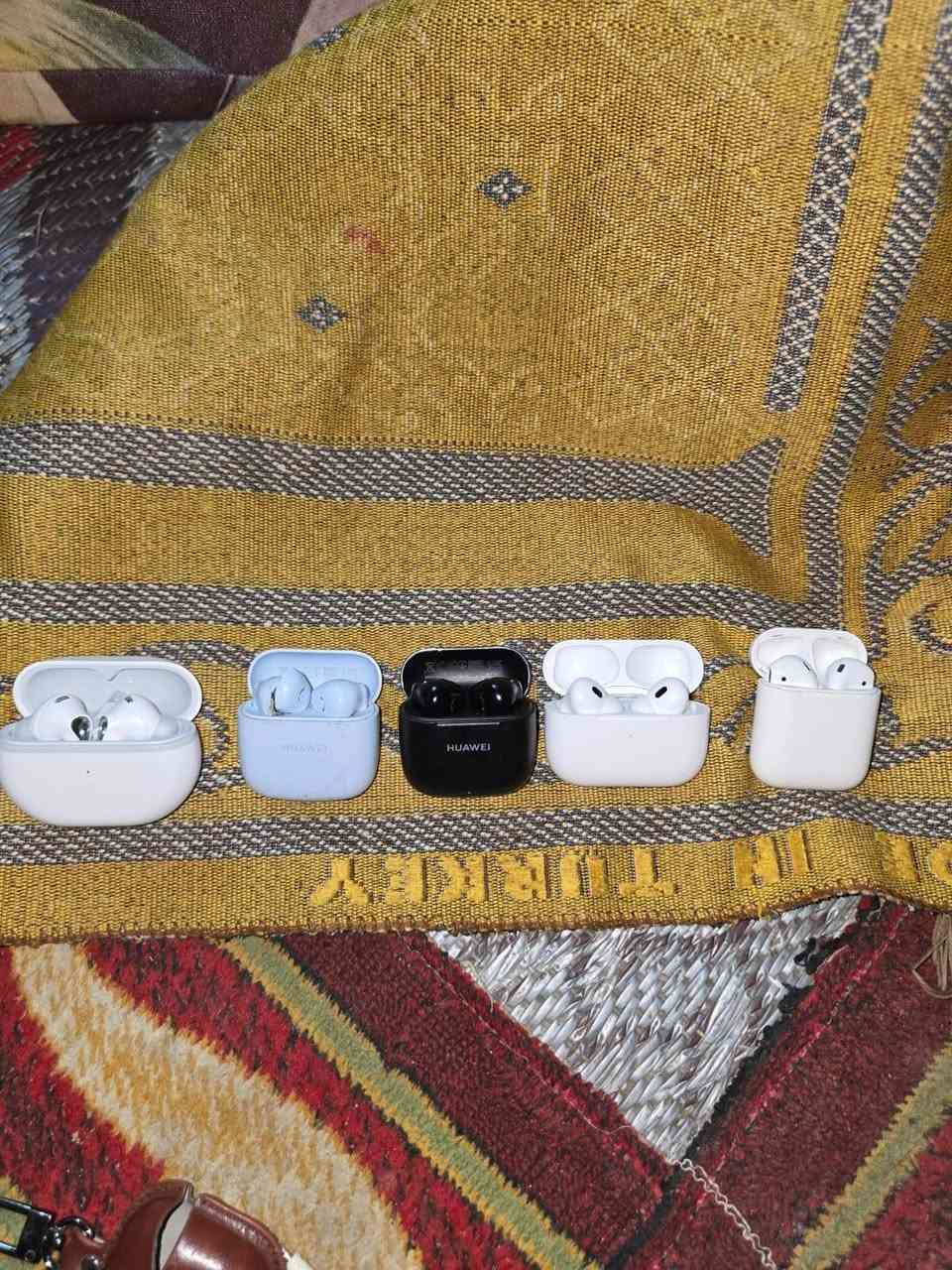 سماعات • تفاصيل قليلة