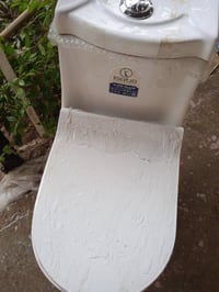 قاطعه سيراميك يرادلها دهن وترتيب مابيها شي لان متروكه + تواليت غربيه /...