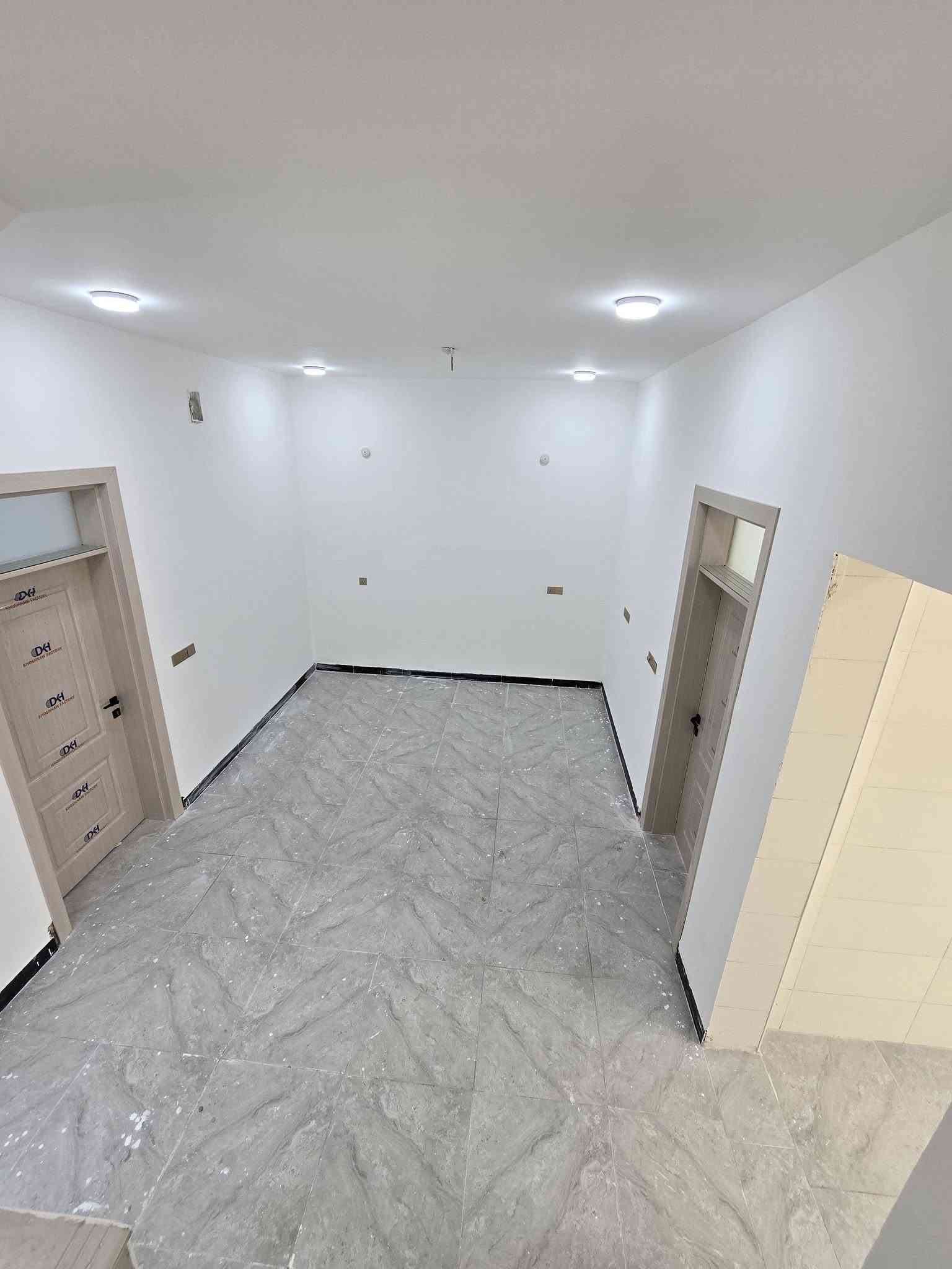بيت عدد 2 للبيع 
جديد للبيع – جاهز للسكن الفوري! 🏡✨
​فرصة للاستثمار أو السكن العائلي الراقي في موقع مميز وهادئ.
​📍 الموقع: [حي الجامعه نهايت شارع ٢٠ ]
📐 المساحة: 115 متر مربع
🏗️ حالة البناء: بناء حديث (تشطيب سوبر ديلوكس)
​مواصفات الدار:
​غرف نوم واسعة بتصميم عصري عدد ٢ 
​صالة  مفتوحة بإضاءة حديثة
استقبال كبير وواسع 
​مطبخ مجهز ومستقل
​خدمات ومنافع متكاملة
📜 الملكية: [طابو زراعي سند ٢٥ مشمول بالتمليك ]
​📞 للتواصل والمعاينة مباشرة: مكتب علي كتاب للعقار والمقاولات العامه .حي الجامعه منتصف شارع 20 
💬 واتساب مباشرة: [*********** ]
