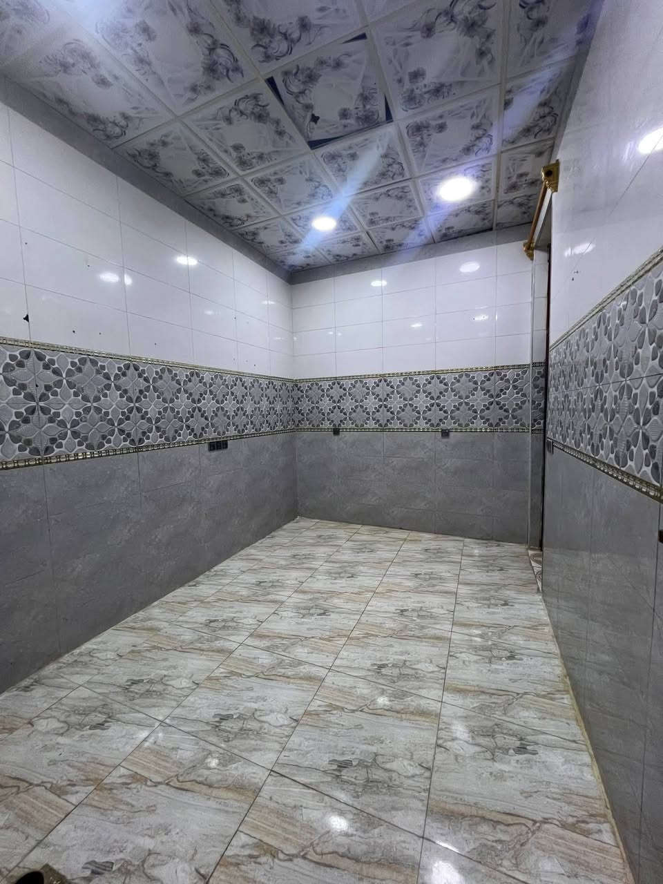 سلام عليكم بيت حديث صب كونكريت ٦غرف على شارع سايدين رئيسي اسكان لصناعي مساحه ١٠٠متر هاذا رقمي ***********
