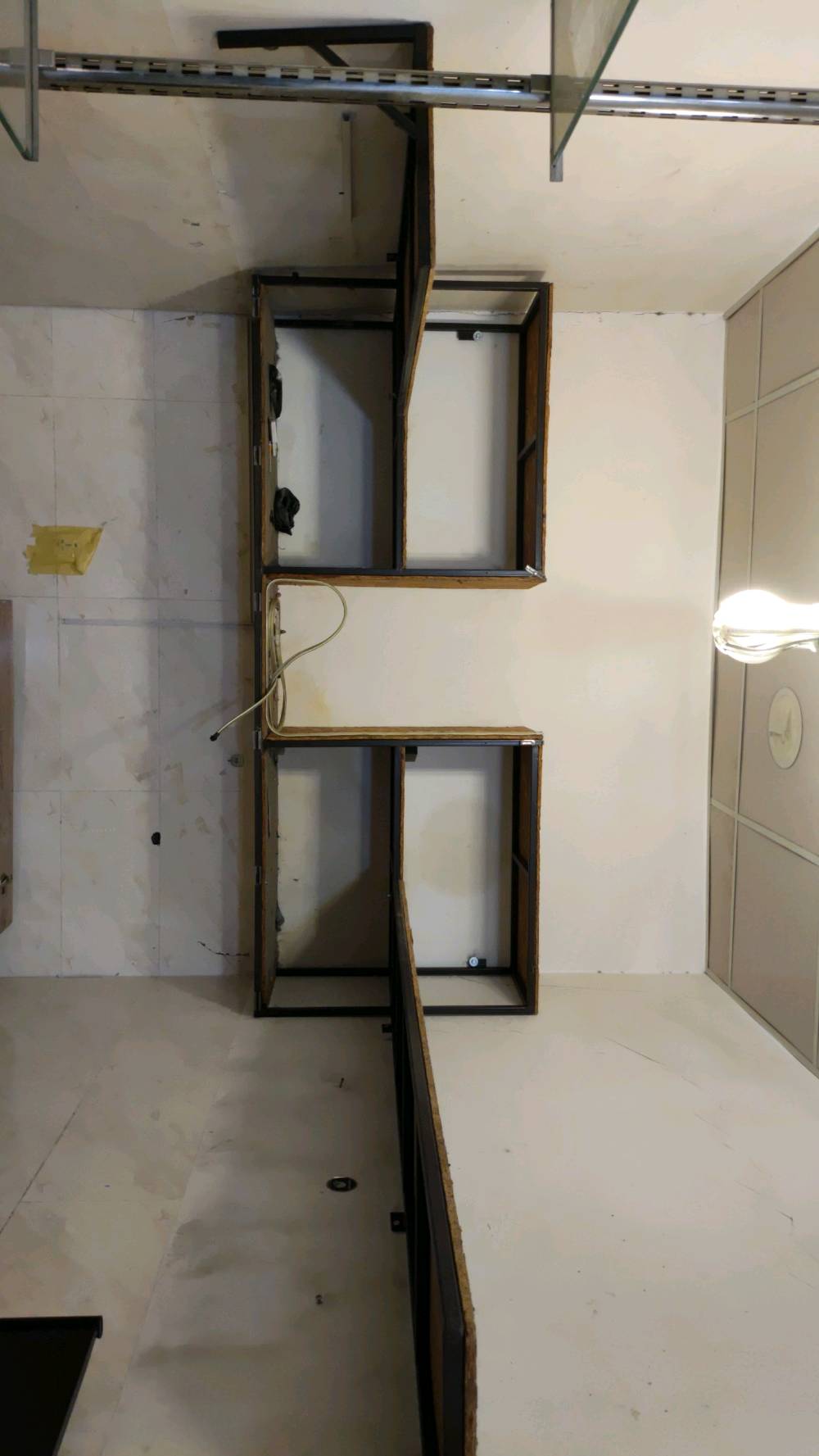رفوف • نظيفه • قويه