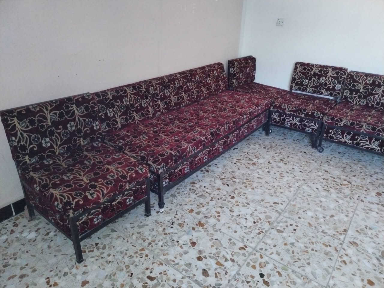 ديوان حديد نظيف عشر مقاعد سعره 150 للتواصل *********** بي واتساب
