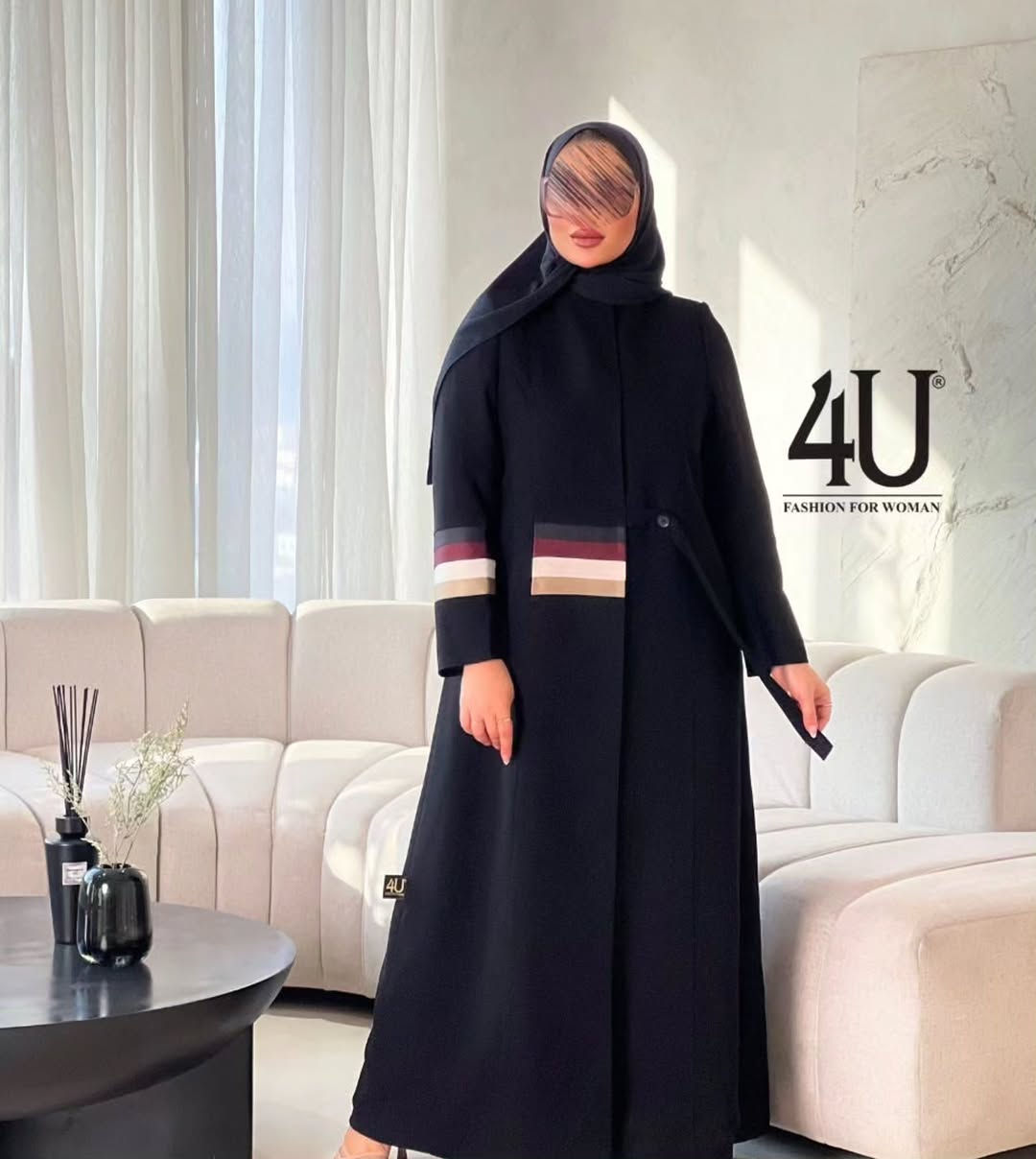 من تصاميم فور يو. 
  عبايه  قصه جاكيت  رسمي مودرن.
 مع خطوط ملونه هادئه تكسر  رتابه السواد.
 العبايه قماش كوبا (الأصلي )  الخطوط ستن فايف.
 مع دكمه جانبيه تربط بحزام لتخصير.. 
  بطانه كامله مع شال.

نص مكتوب في الصور:
- 4U FASHION FOR WOMAN