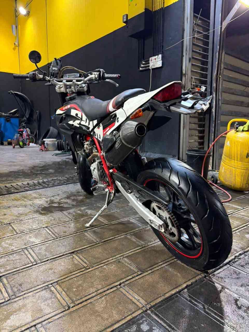 قفاز swm إيطالي محرك 300cc موديل 2022 رايدها ب 20ورقة وبيها مجال ***********
