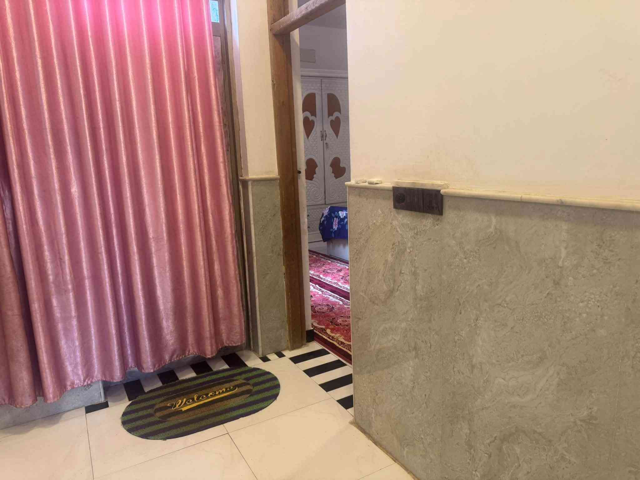 السلام عليكم
بيت للبيع..بناء درجة أولى.
طابوگ بناء  سنة ٢٠٢٤
 المساحه الكليه (٢٧٠متر ) 
عرض الشارع  ١٢ متر 
يحتوي على استقبال  صاله مطبخ موزع غرف عدد ٢
حديقه 
العنوان شارع المطار خلف عماره فلاح يبعد عن شارع المطار ٩٠متر. .. للاستفسار ***********
***********
