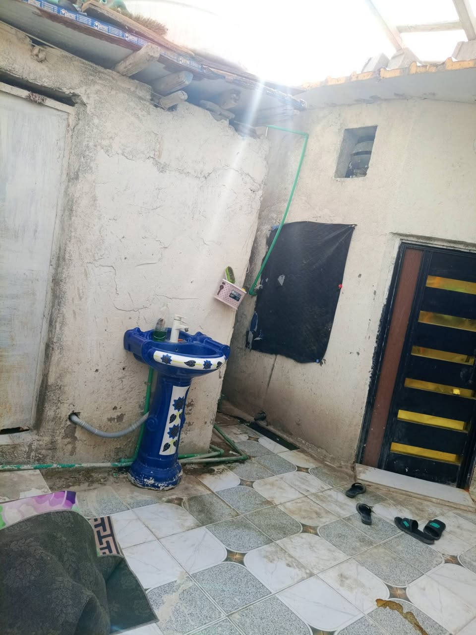 بيت تجاوز للبيع قبله حي لمهندسين غرفه دونيه هول مطبخ طارمه حمامات ثنين سقف سندويج ماعلي ازاله عل شارع سعر 12 شراي تصل ***********
