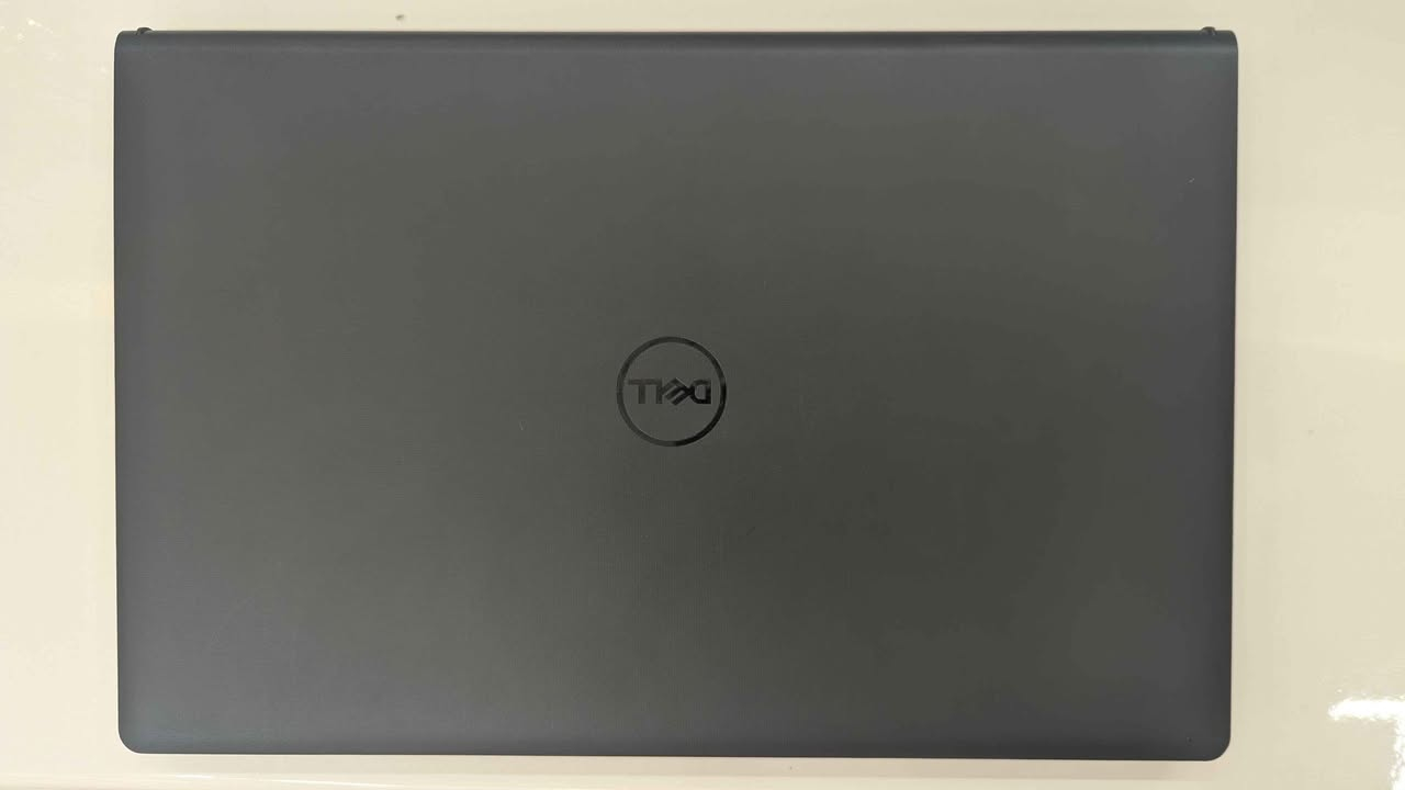السلام عليكم،
معروض للبيع لابتوب Dell Vostro 15 3530 بحالة الوكالة (Open Box / شبه جديد زيرو)، الجهاز غير مستهلك ومفحوص بالكامل عتاداً وبطارية.

المواصفات الفنية:
• المعالج: Intel Core i5-1334U (الجيل 13 الحديث - 10 أنوية و 12 مساراً) أداء قوي جداً وسريع.
• الذاكرة (RAM): 8GB DDR4 (مع منفذ إضافي شاغر للترقية بسهولة إلى 16GB أو 32GB).
• التخزين: 512GB NVMe SSD فائق السرعة من شركة Western Digital.
• الشاشة: 15.6 بوصة بدقة Full HD وتدعم تردد 120Hz لسلاسة ممتازة في التصفح والعمل.
• المنافذ: منفذ شبكة LAN (RJ-45) + منفذ Type-C + منفذ HDMI + منافذ USB + قارئ كروت SD.

نتائج الفحص الفني (جاهز لأي فحص من قبل المشتري):
• صحة البطارية: 100% بكامل سعتها المصنعية (مسجلة 3 دورات شحن فقط).
• صحة الهارد: 100% سليم وخالٍ من أي باد سيكتور (نسبة التآكل 0% Wear).
• النظافة: الجهاز بحالة الجديد تماماً وخالٍ من الخدوش أو العيوب.

الملحقات:
• لا يوجد ( بدون كارتون، بدون شاحن)

السعر: [500,000 دينار عراقي] (قابل لتفاوض بسيط للجادين).
المكان: بغداد - الدورة.
حق المشتري فحص الجهاز بالكامل 
للتواصل والاستفسار: خاص أو واتساب ***********. بغداد, العراق
