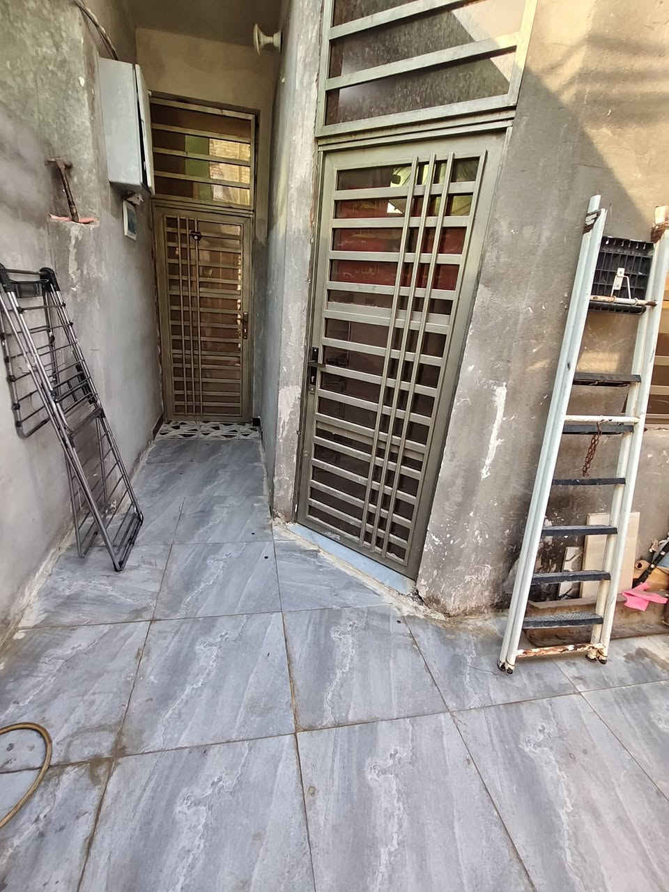 بيت زراعي للبيع مساحة 100 بناء بلوك كونكريت غرفة وصالة ومطبخ وصحيات وديوانية البيت كامل من كلشي كهرباء ثري فيز ماي بدون ماطور منطقة ال صحن قرب حسينية أهل البيت عمود ٤٦ بعد ١٠٠ متر عن الشارع العام سعره ٣٧ وبيه مجال *********** بيه واتساب
