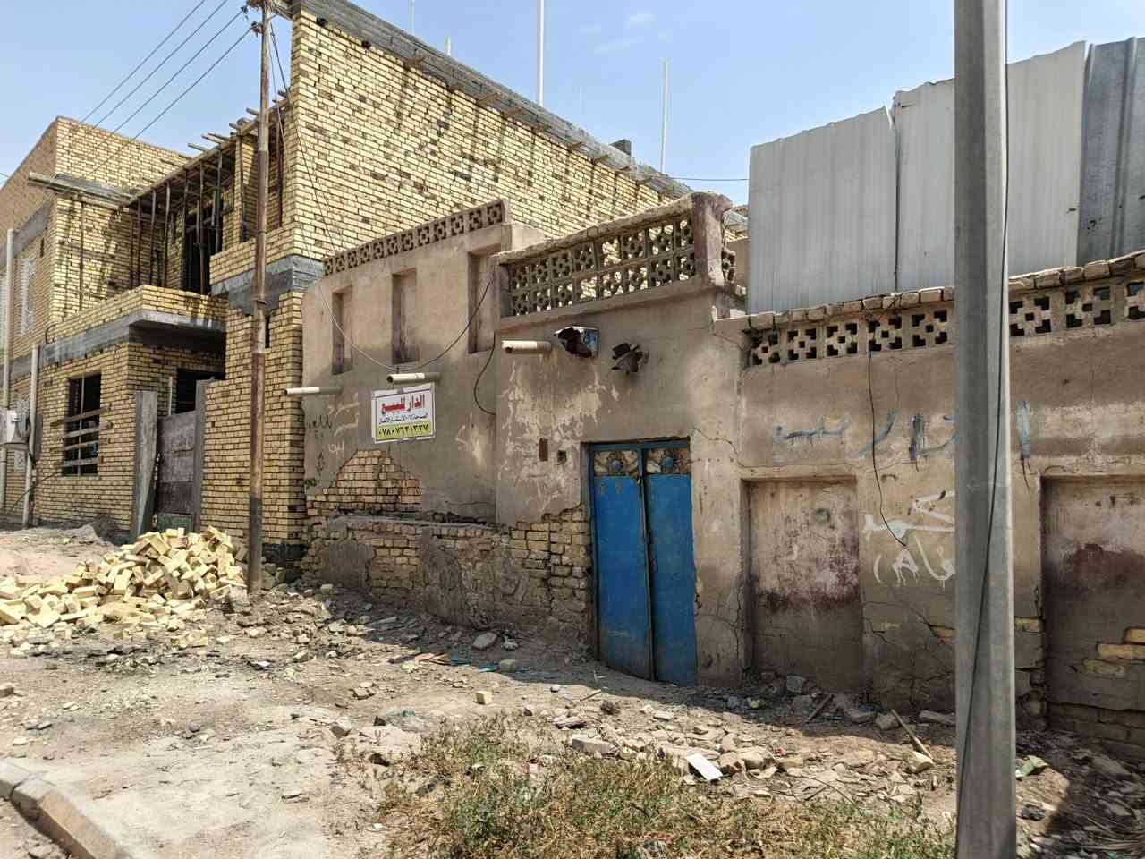 بيت للبيع مساحه ١٢٥مدينت الصدر قرب حسينيه الإمام المهدي(ع) بناء قديم عباره قطعه يقع على شارع ١٥متر سعر ٨٧ أبي مجال قليل ***********
