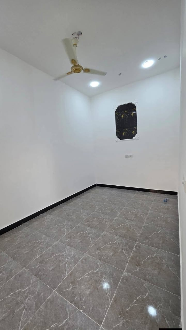 أسعد ألله أوقاتكم بكل خير احبتي 
ثلاث دور سكن للبيع ماشاءالله
جمال وترتيب ودقه بلعمل ✨

مساحة 100 م
على شارع 8 متر ثاني بيت عن تبليط

العنوان بصره طريق الصحراء وشارع المحكمه الجديده

محتويات البيت
دوانيه
صاله + مطبخ واسع
غرف منام عدد 2
 مناور + صحيات خارجي داخلي

نوع العقار طابو ملك صرف زراعي عراقي سند 25

كل هاذ جمال وترتيب بسعر 60 مليون وبي مجال

للتواصل ***********
