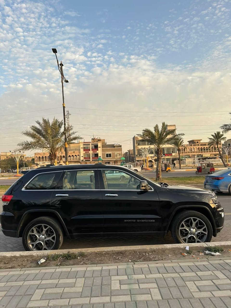 🔥للبيع – جيب كراند شيروكي خليجي (لمتد بلص)كامل مواصفات
مكاني بغداد زيونة 
✨ موديل: 2019 خليجي
✨ فئة: Limited (لمتدد بلص)
بيها بارد فقط موجود سونار 
✨ رقم بغداد
💎 المواصفات الكاملة:
✔️ محرك 6 سلندر 3600
✔️ دبل (دفع رباعي)
✔️ فتحة سقف بانوراما
✔️ جلد فاخر وكالة
✔️ شاشة كبيرة 3 + نظام ملاحة
✔️ كاميرا خلفية + حساسات أمامي وخلفي توقف ذاتي
✔️ تشغيل بصمة (دخول وتشغيل بدون مفتاح)
✔️ ريموت ستارت (تشغيل عن بعد)
✔️ مقاعد كهرباء + تسخين مقاعد
✔️ مثبت سرعة
✔️ تخم تاير جديد
✔️ إنارة LED نهارية
✔️ نظام ثبات إلكتروني
🚗 السيارة استخدام شخصي، نظافة عالية جداً، فحص كامل.
🔥 ما تحتاج صرف نهائياً – عليها ادامه كامله.
💰 السعر 255
📞 للحجز والاستفسار:
***********

