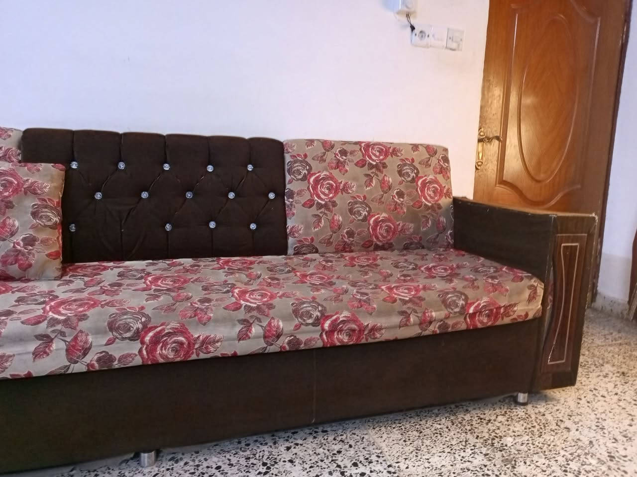 ديوان مستعمل نظيف للبيع ... الاتصال على الرقم ***********/***********
