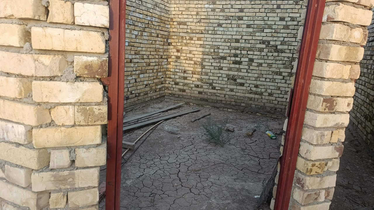 هيكل للبيع حي الحكيم نزلة بيت زرزور غاد من المدرسة جوة مساحته 140 متر 
يحتوي على 
غرفة 
صالة والمطبخ مفتوح عليها 
استقبال 
وبي مكان بالحوش تصير بي حديقة 
البيت كامل واصل للصب حتى مجاري مسوي جاهز 
كهرباء بالباب 
المي مسافة 70 متر عنه 
مرقم من قبل البلدية 
بيت مرتب وبناء جديد بهاي الشتوية بنيته 
شارع 12 
السعر 17 وبي مجال بسيط 
للاتصال ***********
