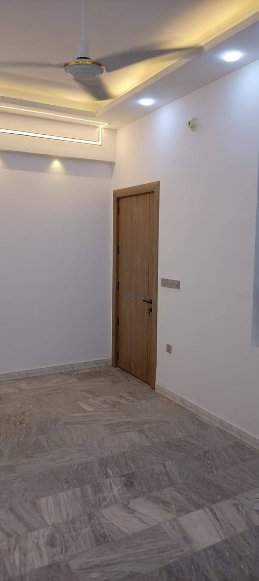 مشتمل للبيع 100م طابق ونص على ساحة وحديقة الكوفة حي ميسان قطاع 15 جديد مامسكون 
قرب مدرسة رشيد الهجري[رض] غرفة وصالة واستقبال ومطبخ وصحيات داخلية وخارجية وحديقة تابعة للدار والطابق الثاني غرفة وصالة وصحيات السعر المطلوب 185 بيه مجال قليل للإستفسار واتساب *********** مكتب السهلاوي نستقبل كافة العروض على الرقم المذكور اعلاه
