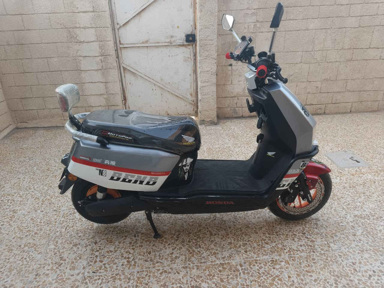دراجة شحن للبيع فول مواصفات كلها شرط بطاريات مصطره حجم الكبير مثبت سرعه 4منر بيها نضام بك دبل بصما دبل سويج بيها نضام صرقا منفيسها ول وصل موجودات السعر 725بيها مجال مكاني موصلوكوكجلي  للتواصل خاص او تلفون ***********
