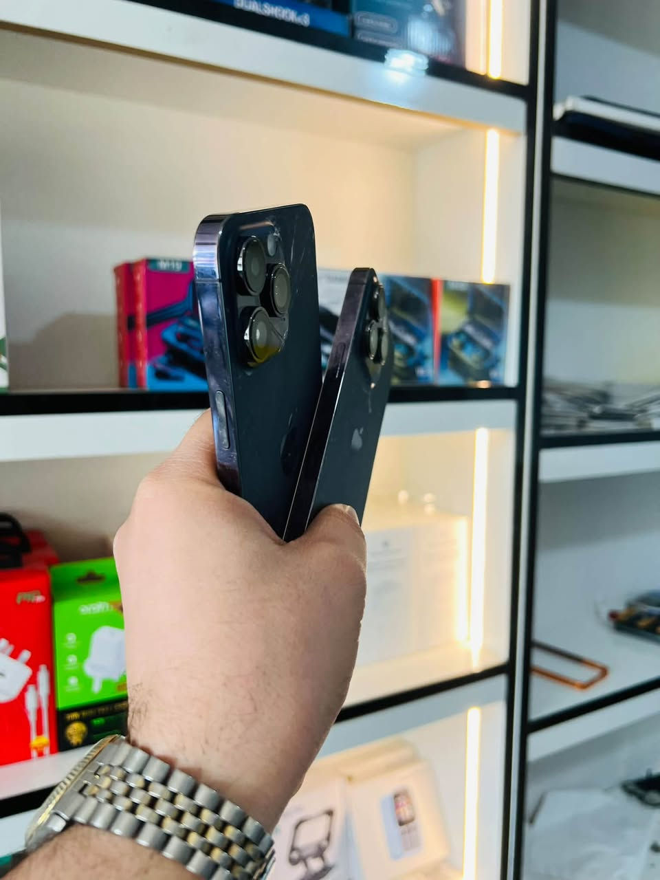 السلام عليكم 🫡
للبيع قطعتين 14 
الاول.. iPhone 14 pro max 
ذاكرا 128 
بطاريه 81% بلاد 
نموذج M شرق اوسط دبل سيمكارت 
نضافه 85% لون بنفسجي 
الجهازوضع شركه وتر بروف لا مفتوح ولا مصلح كله بلادي فقط الظهر مفطور الباقي كله كفاله وشغال السعر قفل ٦٧٠ الف 
الثاني iPhone 14 pro فقط 
ذاكرا 256 
بطاريه 79% بلاد ابد متصرف 
الجهاز وضع شركه كله شغال لا مفتوح ولا مصلح وتر فقط الظهر مفطور كله بلاد السعر قفل ٥٩٠ الف مكاني بغداد مدينه الصدر رقمي ***********
