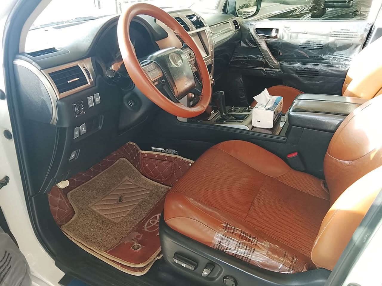 1. سيارة  (Lexus GX 460) - موديل 2014 .
2. ⁠المحرك: محرك تنفس طبيعي V8 بسعة 4.6 لتر.القوة: يولد قوة 292 حصان وعزم دوران 438 نيوتن-متر.ناقل الحركة: أوتوماتيكي بـ 6 سرعات مع نظام دفع رباعي مستمر (4WD).المميزات: يشتهر بالاعتمادية العالية جداً، ومقاعد مريحة تتسع لـ 7 ركاب، بالإضافة إلى قدرات جبارة في الطرق الوعرة.
رقم الهاتف ***********
