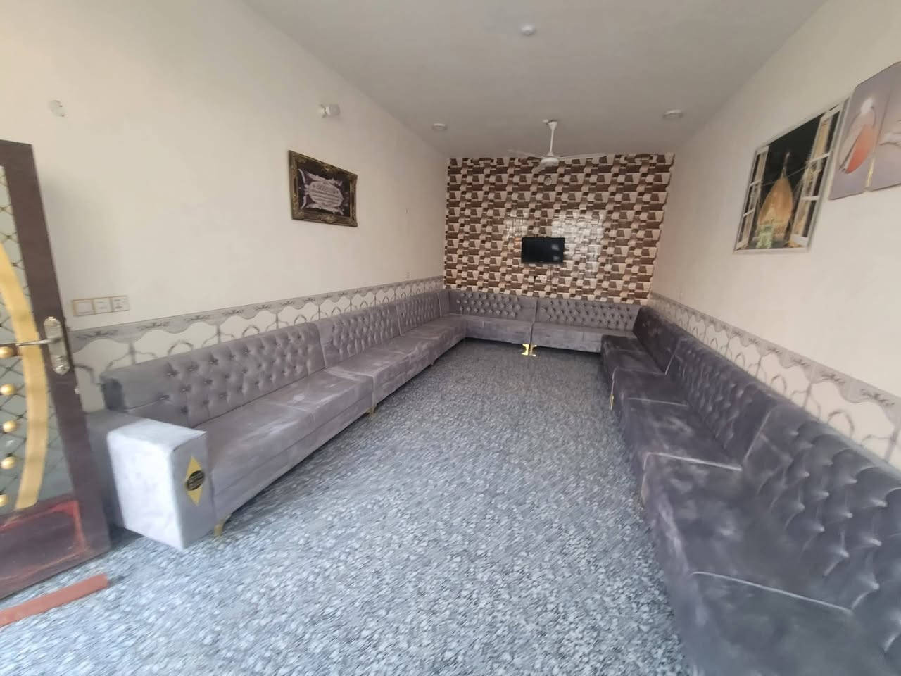 سلام عليكم ورحمه الله وبركاته
ديوان للبيع مستعمل قليل طوله 17متر 
السعر مليون 100وبي مجال 
***********
