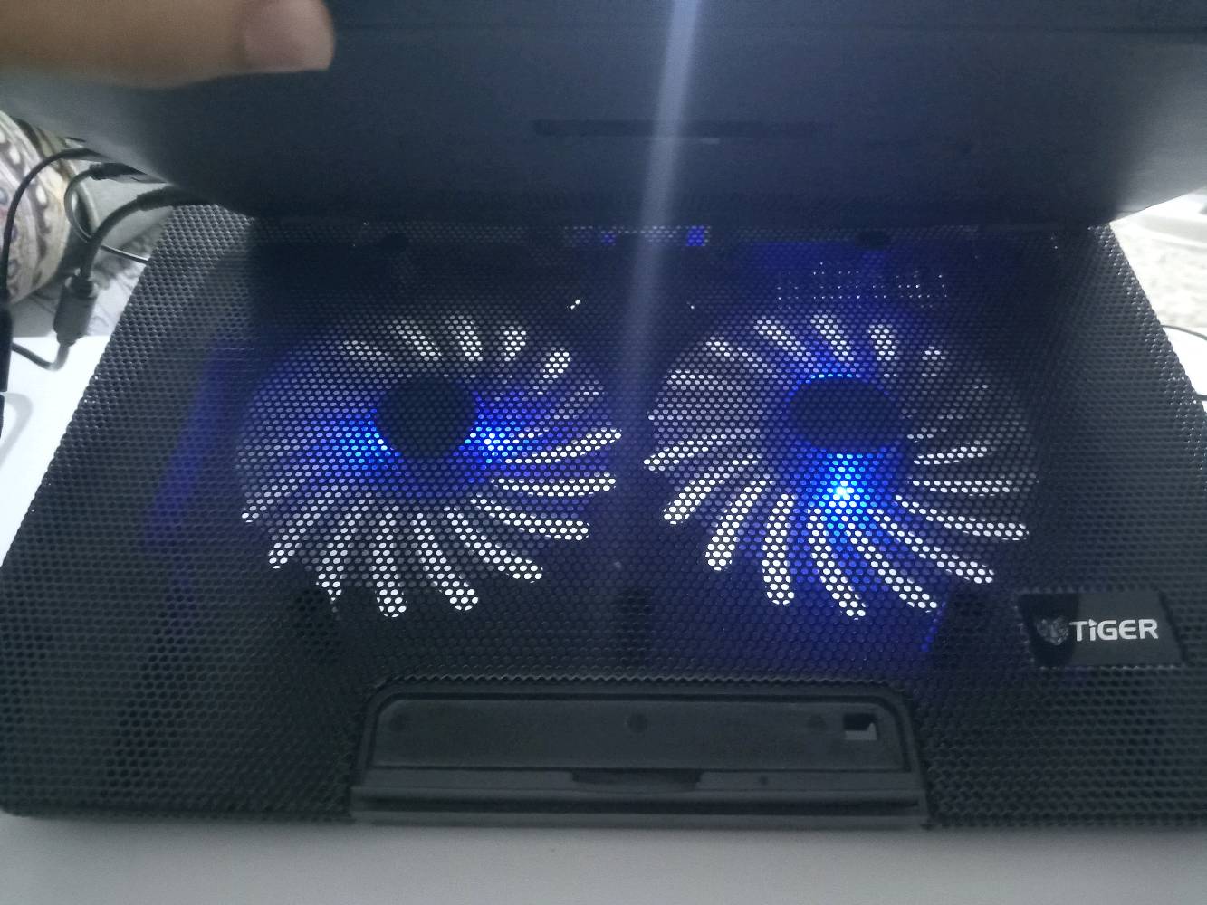 لابتوب dell latitude 3410 

للبيع ب 285 او مراوسه بواحد احسن 
يجي وياه:
1-ستاند مبرد نفس الي بالصوره
2-شاحنته الاصليه نظيفه
3-ماوس
4-جنطه

i5-10u

256gb ssd

8gb ram

14inch

عيوبه:

1-البطاريه ناقص عمرها

2-الشاشه TN(HD)

3-منفذ سماعه مايشتغل مدري ليش بس انطيك توصاله منفذ هديه
وين موقعك بالضبط؟ وأكو إمكانية أشوف اللابتوب وأجربه قبل الشراء لو بس تسليم مباشر؟: 
بغداد عبيدي وتقدر تجرب لابتوب قبل ما تشتريه
شنو موديل المعالج الكامل بالضبط؟ يعني i5-10U شنو الرقم الكامل والجيل حتى يكون أوضح للمشتري.: 
i5 10200U
البطارية شكد تدوم تقريبًا بالاستخدام الحقيقي؟ وهل بيها تقرير صحة أو نسبة تقريبية؟: 
ساعه
الرام 8GB والـSSD 256GB: هل بيها مجال ترقية أو إضافة هارد/رام بعدين لو لا؟: 
اي ينزاد لحد 1t ssd /32gb ddr4
البيعة بيها تفاوض؟ وإذا أكو بدل/مقايضة، شنو النوع أو المواصفات اللي تقبل بيها؟: 
اريد واحد احسن او بيه معالج رايزن