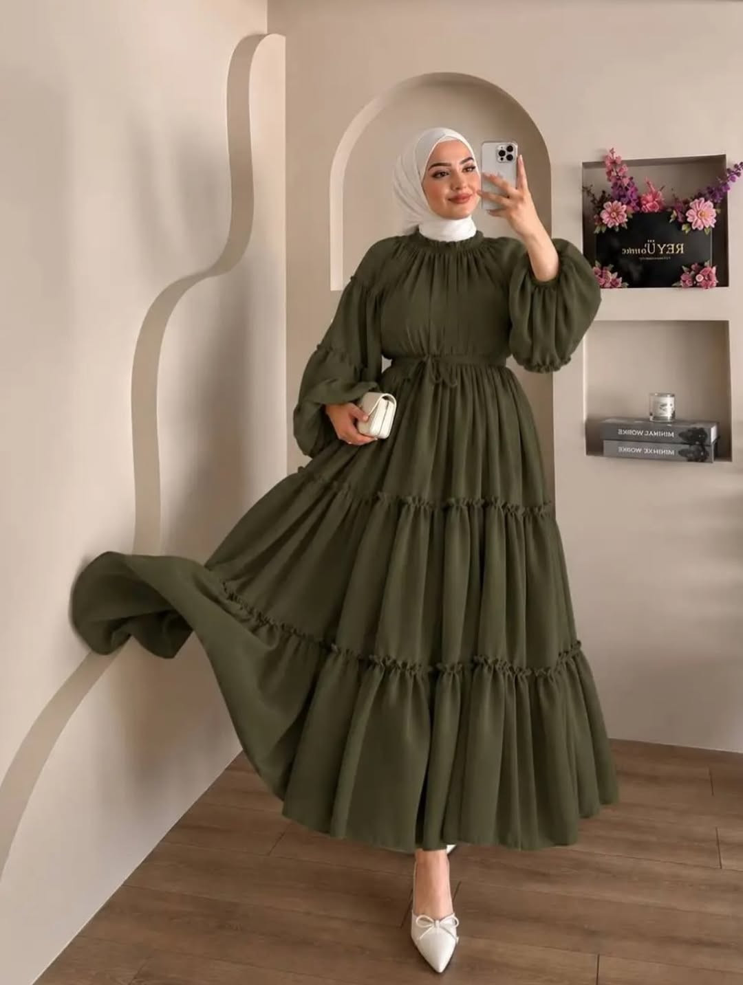 فستان شيفون مبطن طول كامل لحجز واتساب فقط ***********

نص مكتوب في الصور:
- فستان بس 22 الف 🤯
- 4/7