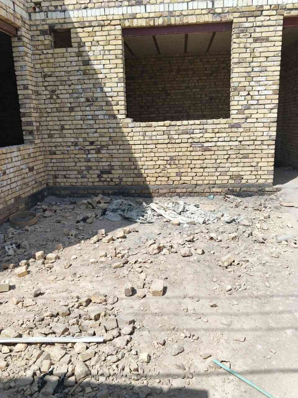 السلام عليكم بيت للبيع المساحه 200 متر
خلف شارع 60 باالبوجاسم سند 25 

عدد الغرف 2 

صاله 

براني 

حمام داخلي 

حمام خارجي 

مطبخ 

الاستفسار اكثر اتصل ***********
