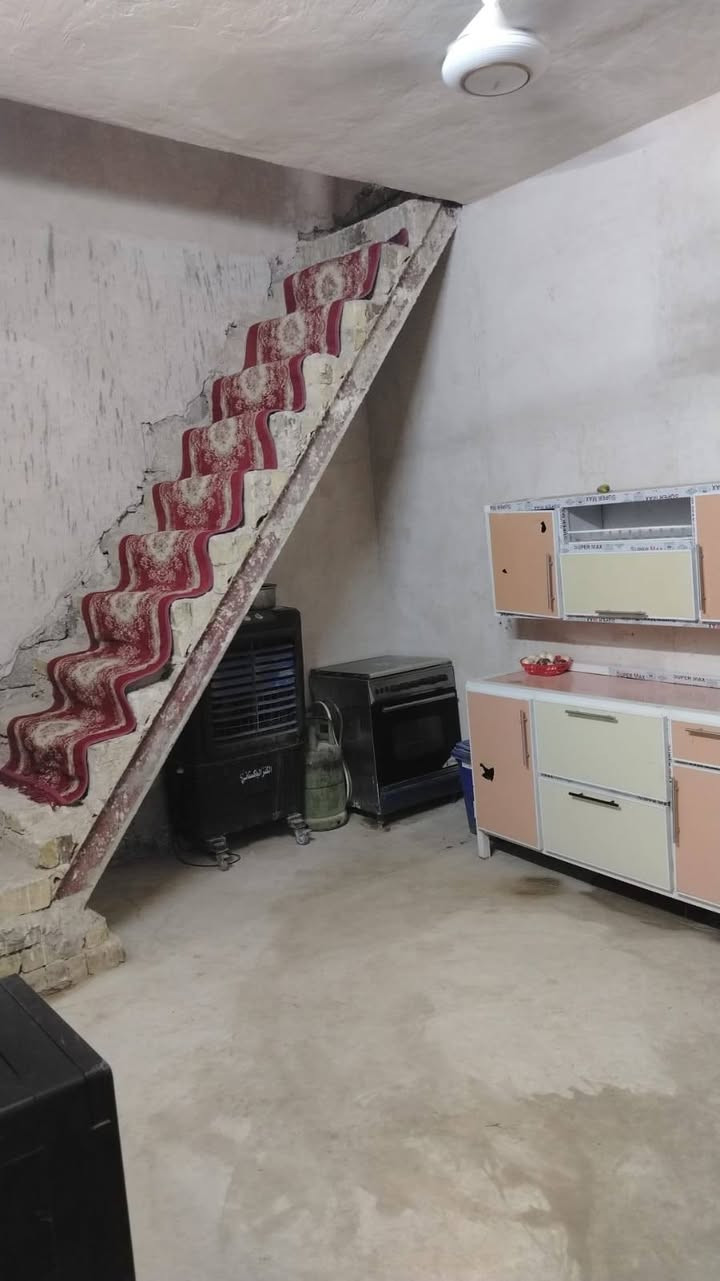 🏠 دار للبيع في الحمزة الغربي – حي عدنان
📐 المساحة: 100 متر
📜 طابو زراعي

🏡 الدار تحتوي على:

- غرفة
- مطبخ
- هول صغير
- حمام
- صحيات خارجية
- طارمة
- كراج سيارة بمساحة 10 أمتار
- ترك 3 أمتار

🔨 يحتاج العمل إلى صب أرضية الطارمة وبعض أعمال البياض.

💰 السعر: 28 مليون وقابل للتفاوض

📍 العنوان: الحمزة الغربي – حي عدنان

📞 للاستفسار والاتصال: ***********
