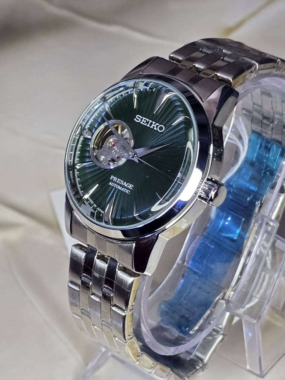 ساعة من ماركة سيكو SEIKO ماستر

تحفة فنية
مكينة اوتماتيك 21 حجر
قلب نابض 
ميناء ملكي اخضر 3D 
زجاج زفير مقبب
سير ستانلس ستيل عالي الجودة
وزن ثقيل + قطر 40 
قفل فراشة 

السعر :40 الف ع اول تم
للحجز والاستفسار مراسلة الصفحة عمارة, ميسان

