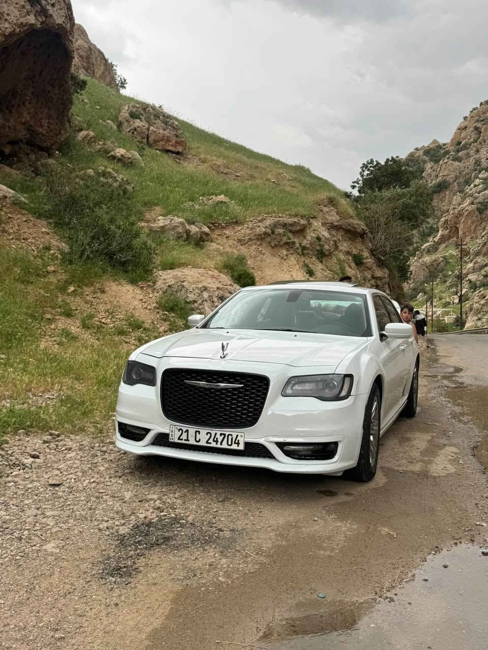 اوباما 2015
السياره نضيفه حيل
بيها بوند مبدل بدون دواخل وبيها شبر كارت جاملغ وره 
محرك شرط
كير شرط
اكسل شرط
صدر نص عمر
اطارات فوك النص 
سنويه بسمي وجديده 
 السياره ماشيه 210 الف ميل 
الشراي يتصل 
***********
