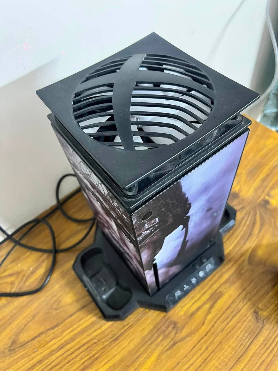 سلام عليكم.  عدني XBOXS سيريس X.
الجهاز كلش جديد مستعمل شي قليل 
ويا كيم باص الشهر 8 يلا يخلص 
والجهاز برغي مامفتوح و كامل ملحقاتة و منافذة جديدة  ويدات 2 ويا و كارتونة 
السعر 750 الستفسار وتساب ‏‪***********‬‏

