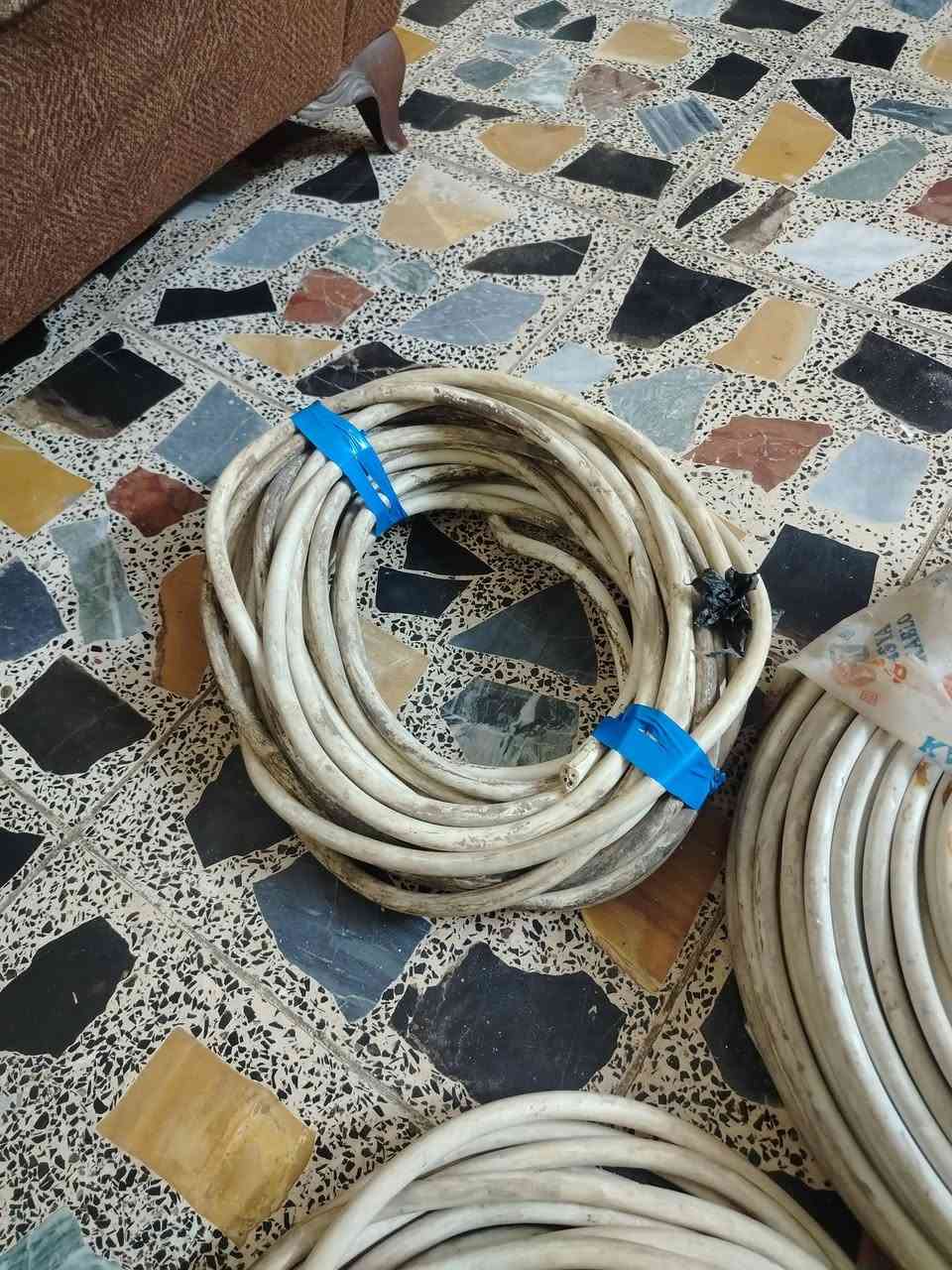 السلام عليكم. ضفيره تركيه 5 خطوط 14 متر سعر لمتر 10
كيبل 4×4 جديد لفه كامله سعر لمتر 5
كيبل 4×4 مستعمل 23 متر   سعر لمتر 4
كيبل 4×4 مستعمل 12 متر سعر لمتر 4 
ما متواجد بل فيس 
بكاني محموديه 
***********
