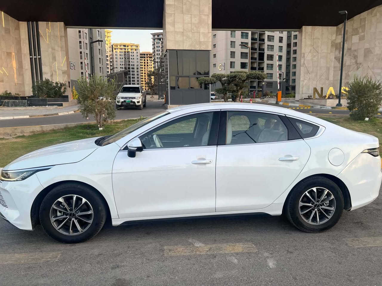 BYD Destrour 2025
السلام عليكم بي واي دي دستروير للبيع
سنة الصنع 2025
سنويه 2030
رقم بغداد انكليزي
كير مكينه مكفول
تبريد فوول 
#
#مواصفات سياره 
كير موس المرغوب
سترين  تحكم عالي ناصي
اشاير بالمري 
بصمه 
كامره امامي وخلفي
ابواب بصمه
شاشه كبيره قلاب
تحكم استيرن
ثلاث انظمة قياده
تحكم تبريد بالستيرن وبشاشه
مثبت سرعه
كشنات جلد رياضي سبورت المرغوب
وبعد بيه مواصفات 

#الملحقات
دوشمة الارضيه جلد 
دوشمة الجنطه جلد
فرشه ع دشبول
شاحن كهربائي 
بم نفخ للتاير + فوم غير مستخدم
اشاره مروريه
الكشن الخلفي مغلف لايلون
ارضيات لون اسود 
غلاف ستيرن خياط لون ابيض الاصلي 

#الملاحظات
سياره بيه ضربه جاملغ الامامي جهة السائق وطارف البنيد بدون دواخل ومصلحه ومعدله 
وبيه بارد يم قبق بانزين مقدار شبر 

سياره ماشيه 41 الف الكلي

#العنوان
بغداد الكرخ حي جهاد 

#رقم الهاتف
***********. بي واتساب

#السعر 18مليون و800الف دينار عراقي

بيه مجال بسيط حك جيه
