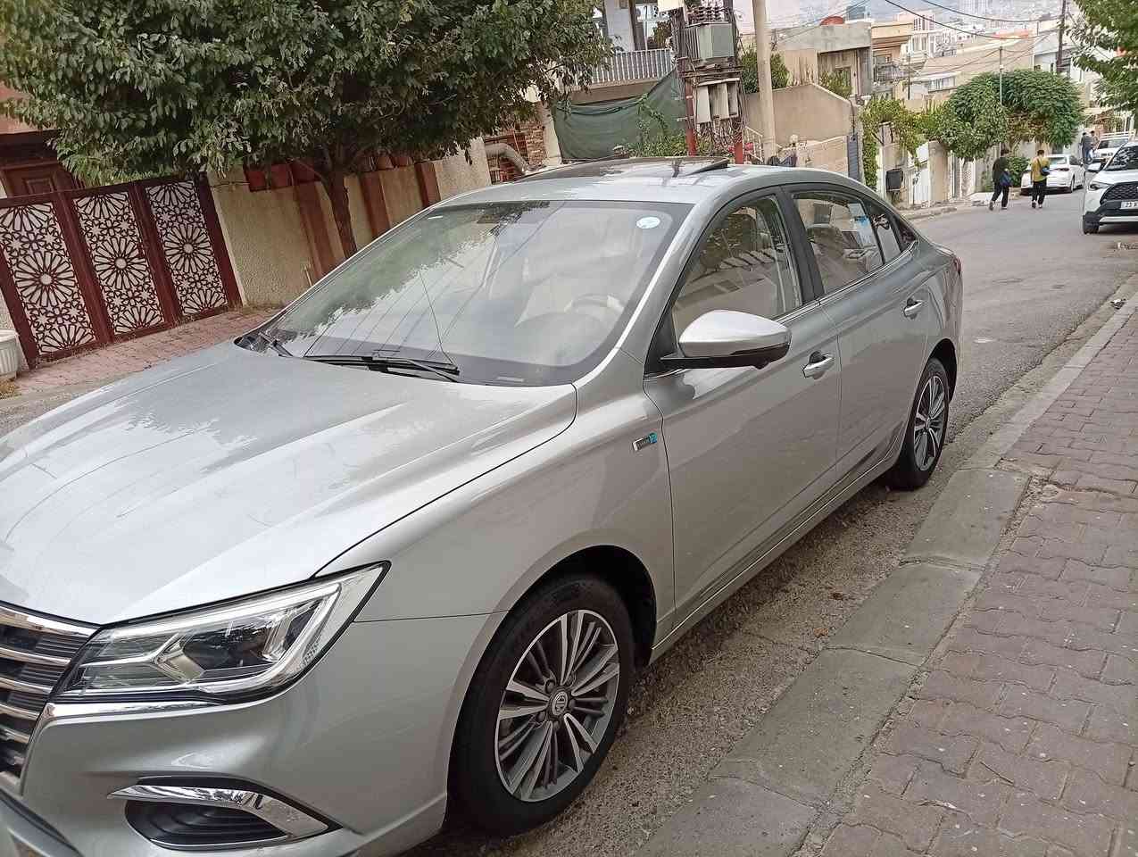 Mg 5 2023 لیگژەری قەپات مواسەفات بەسمە سڵاید کوشن جلد   و کارەبا شاشە گەورە ناوزەرد  کوشن ئیتەر ٤ بەنجە کارتی هەیە  42 هەزار ڕۆشتوە 107$ لە سلیمانیم  ***********
