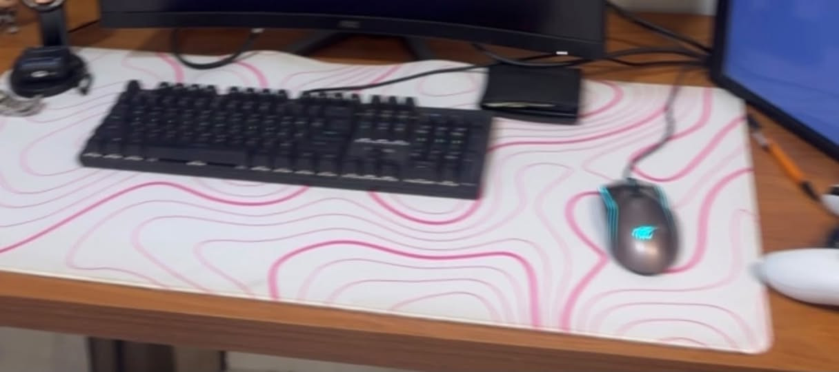السلام عليكم شباب 
بيسي ( كيمنك)
مستعمل للبيع 
استخدام كلش كلش قليل والجهاز كلش نظيف واني معتني بي ومجان ببالي ابيعه

المواصفات
GPU: RTX 4060 ti (GALAX)
CPU: AMD Rizen 5 5600x
Motherboard: B550 prime
Ram : 8gb x2  T-force DDR4
Storge: 500gb
Case: galax(موضح بالصورة)
Power supply: GX SPORT 650W
اني شادلها مراوح اربعة اضافية اداءها قوي وتكدر تتحكم بالسرعة والالوان 
يجي وياها ماوس وكيبورد وماوس باد 
كلش خوش نوعيات 

مواصفات الشاشه موضحة بالصورة

السعر مليون و 400 الف التجميعة والشاشة وبيها مجال بسيط
 
كل غراضها موجودة وكاملة حتى الكارتونة مالتها موجودة مناقصها اي شي ابد كبل تشدها 
فقط الي يدور على قطعة نظيفة كلش ومستخدم قليل يتواصل. 

مكاني بغداد حي الجامعة 
*********** 
واتساب
