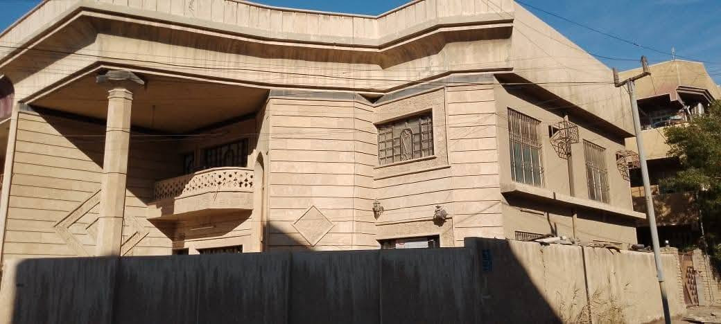 بيت للبيع ركن تجاري على شارعين حي القاهرة الشماسية خلف دور الارامل قرب الشارع العام يبعد 100 متر عن شارع باب المعظم شعب مقابل مطعم القاهرة
مساحة 160 م
طابقين يحتوي الطابق الارضي على صالة 5 *6 وغرفة نوم 4 * 5 ومطبخ حار وبارد  ومناور وحمام + تواليت
الطابق الثاني ثلاث غرف نوم مع صحيات
للاستفسار الاتصال مع صاحب الدار مباشر 
***********
