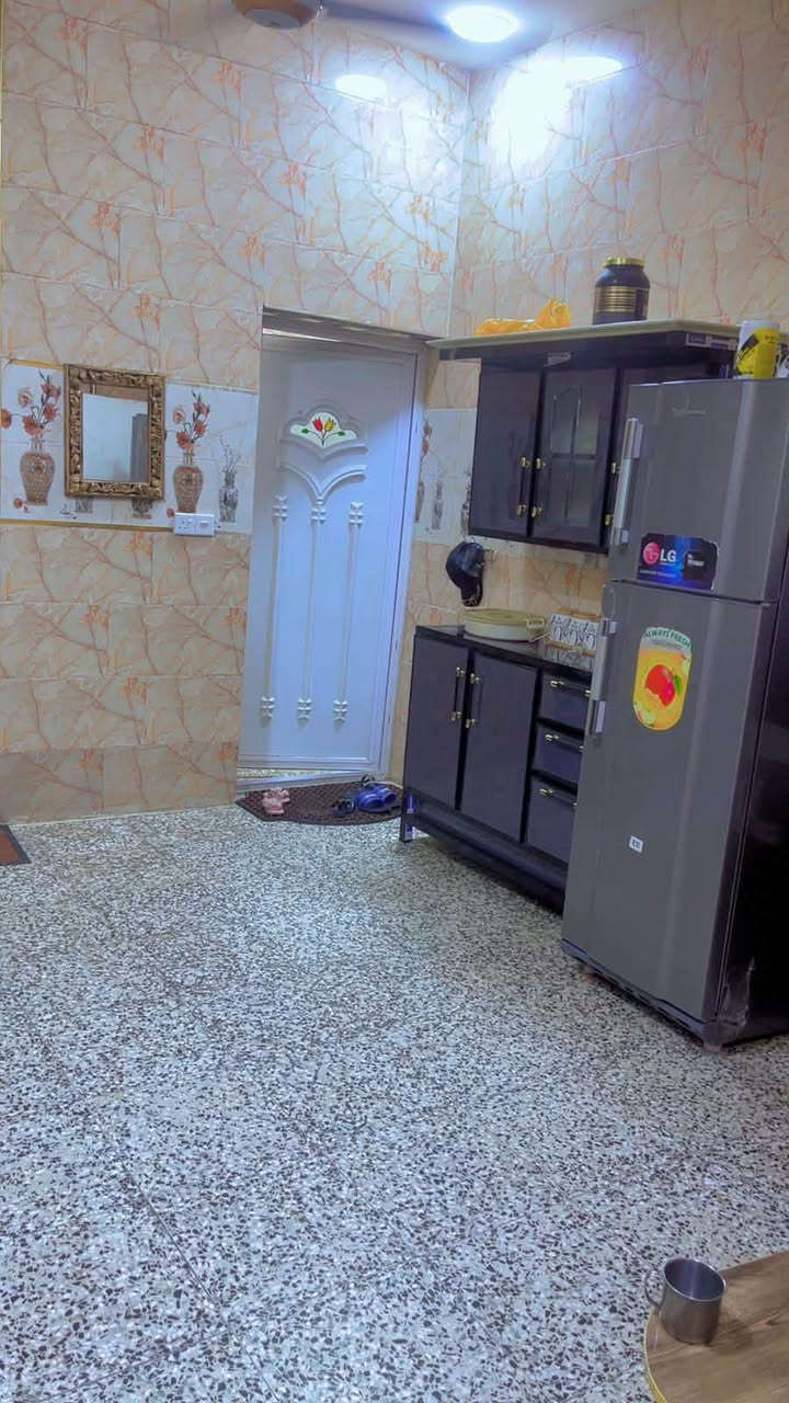 السلام عليكم بيت زراعي في حي البساتين سند 25 للبيع 50 متر يحتوي على الطابق الارضي استقبال ومطبخ وخدمات
الطابق الاول غرفتين نوم وصحيات
الطابق الثاني غرفة نوم كبيره وسطح
يقع الشارع المفتوح مقابيل مدرسة القمر الاهلية  البيت فارغ
السعر ٩٠ وبي مجال 
***********
