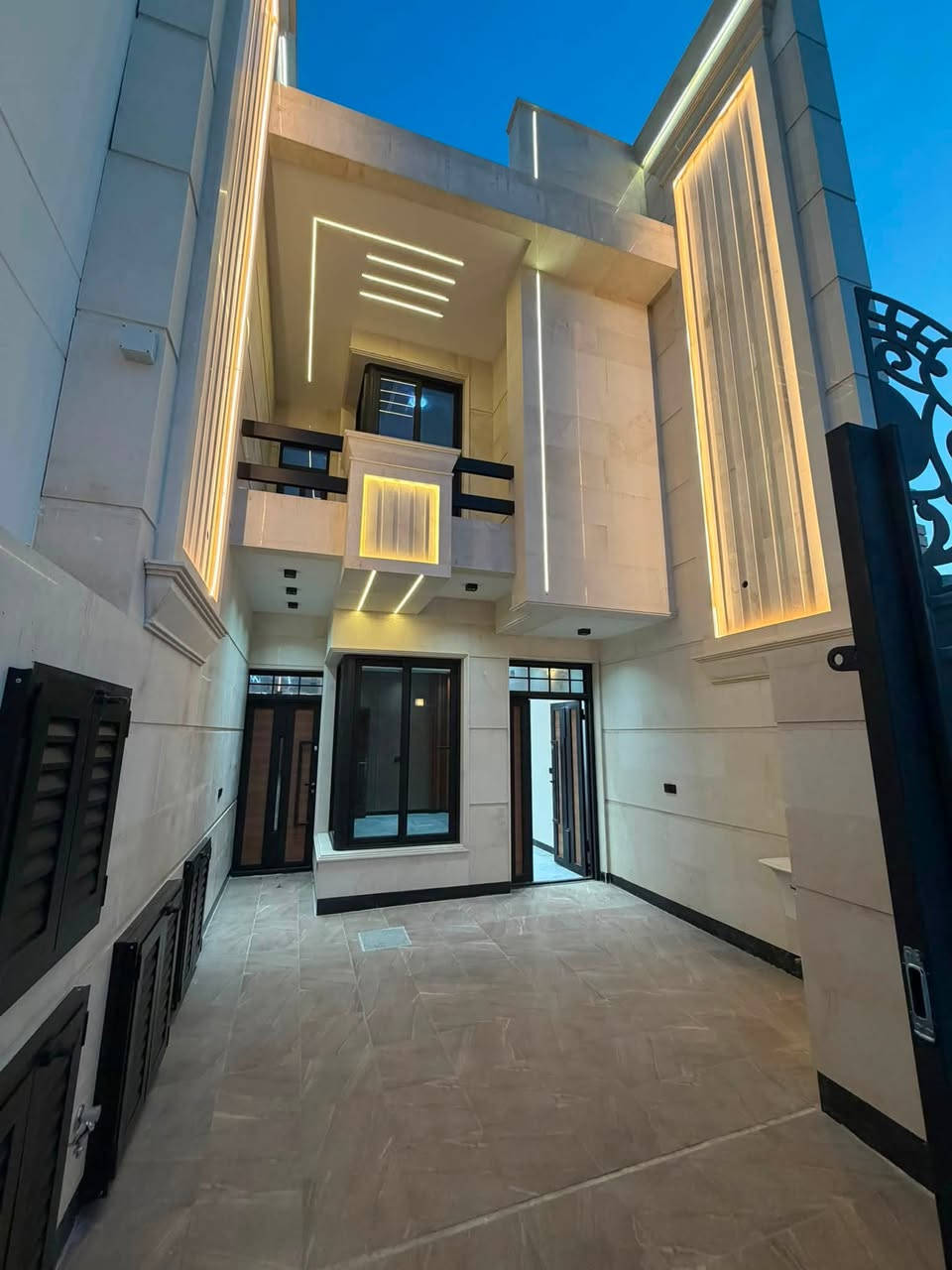 ✋🏼 زبائننا الكرام للبيع دار سكن لا يسجل في منصة عقاري
💫سنه البناء 2026 درجه اولى

🔺المساحة :-150  متر ( ملكي )

🔻الواجهة: 5م      🔻النزال:30 م.

🚴‍♀️الشارع 15 م مع رصيف 4 
📦 المنزل فارغ حالياً - جاهز للسكن فوراً
🤚
✅ واجهة مرمر بتصميم حديث
✅ أرضية مرمر
✅ محجر ألمنيوم جام درجة أولى
✅ شبابيك ألمنيوم سلايد مقطع ممتاز
✅ جدران سيراميك ألواح
✅ أبواب داخلية صار ماليزي- أحدث تصميم
✅ أبواب خارجية قاصة
✅ ديكورات داخلية ابروفايل

🤚تفاصيل العقار

🔸 الطابق الأرضي:

كراج سياره +حمام خارجي+ مدخلين + صاله ضيوف 
+مطبخ + صاله عائله+ غرفه نوم سويت + منور 

🔸 الطابق الأول:
3 غرف نوم (منها غرفتين سويت) + خدمات

🔸 الطابق الثاني:
بيتونة + سطح أمامي وخلفي
 
📍موقع الدار بغداد حي البنوك  ( مربع الكنيسه )

المكتب مفتوح من🕔9 صباحاً لغالية 🕣11مسأآ🔔
_____________________________________
للاستفسار مراسلة الصفحة
او الاتصال 

☎️***********

متوفر واتساب📞 او مراجعة⭕ .( السالم للعقار )  

📍 عنوان المكتب: حي البنوك شارع الكنيسه

لمكتب مجاز رسمياً من قبل غرفة تجاره بغداد
ووكيل منصة عقاري- استثمر بأمان 
نستقبل جميع عروضكم السكنيه والتجارية
