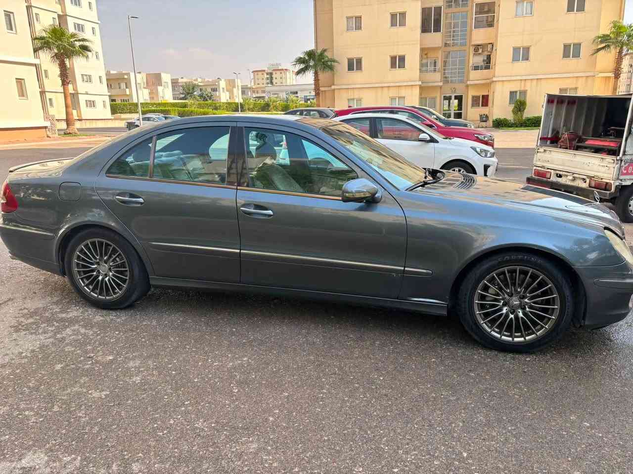 للبيع: مرسيدس بنز E350 (W211) - موديل 2007 (ممشى قليل جداً)
السلام عليكم شباب، للبيع سيارة مرسيدس E350 موديل 2007 (الشكل المعدل)، السيارة مميزة جداً بممشى قليل ونظافة ممتازة، سيارة بيت ومتأنس بيهة وجاهزة للاستخدام
المواصفات والتفاصيل: 
 الموديل: 2007 (E350) - كت ولمسات AMG
 المسافة المقطوعة (الممشى): 43 ألف كم فقط (ممشى حقيقي وقليل جداً بالنسبة لموديلها)
 اللون: رصاصي غامق (ماوس / رمادي ميتالك)
 الرقم: أربيل (تحويل وهزة جاهزة)
 المحرك: 6 سلندر V6 تنفس طبيعي (نشاط وقوة ممتازين)
 الكير: أوتوماتيك (أنظمة Comfort / Sport)
المواصفات الداخلية والأبشن:
 فتحة سقف
 شاشة وسائط أصلية مع شاشة معلومات بالدشبول
 كشنات جلد تدفئة وتبريد
 كشنات كهرباء مع ذاكرة حفظ (Memory Seats)
 تكييف رقمي دبل زون (أمامي وخلفي)
 دواسات وديكورات AMG مع أرضيات أصلية
 نظام ثبات إلكتروني (ESP) وأنظمة أمان كاملة (ABS / SRS)
 حساسات أصلية (Sensors) وتحكم ستيرن كامل
الحالة العامة:
 محرك وكير وبدي بشرط الفحص، تبريد ثلج، تعليق ناعم جداً ونظافة داخلية وخارجية ممتازة بحكم الممشى.
 السيارة ما تحتاج أي مصاريف نهائياً.
السعر المطلوب: 130 ورقة (13,000$) وفيها مجال بسيط بعد المعاينة بدون حادث شبر صبغ بل بنيد فقط
المكان: أربيل
رقم واتس اب ***********
